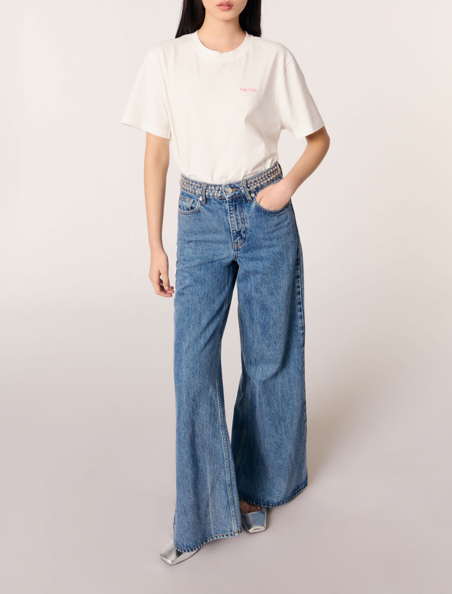 Jean flare &agrave; ceinture stud&eacute;e