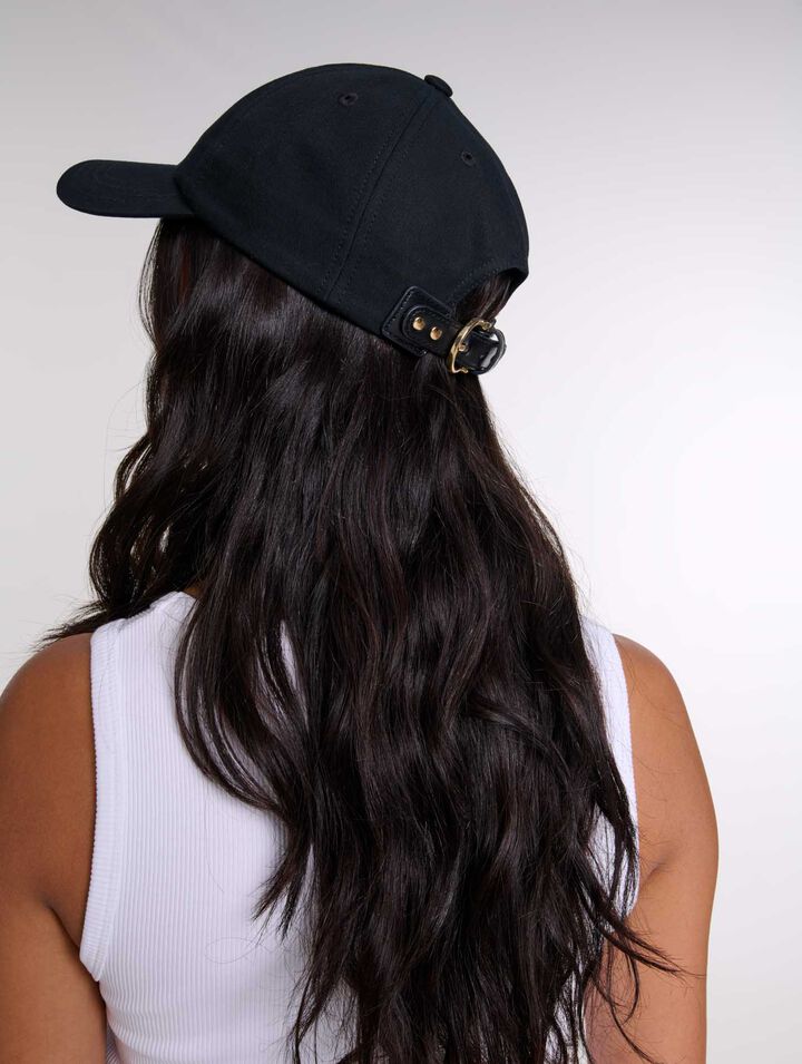 Casquette en coton et boucle dorée