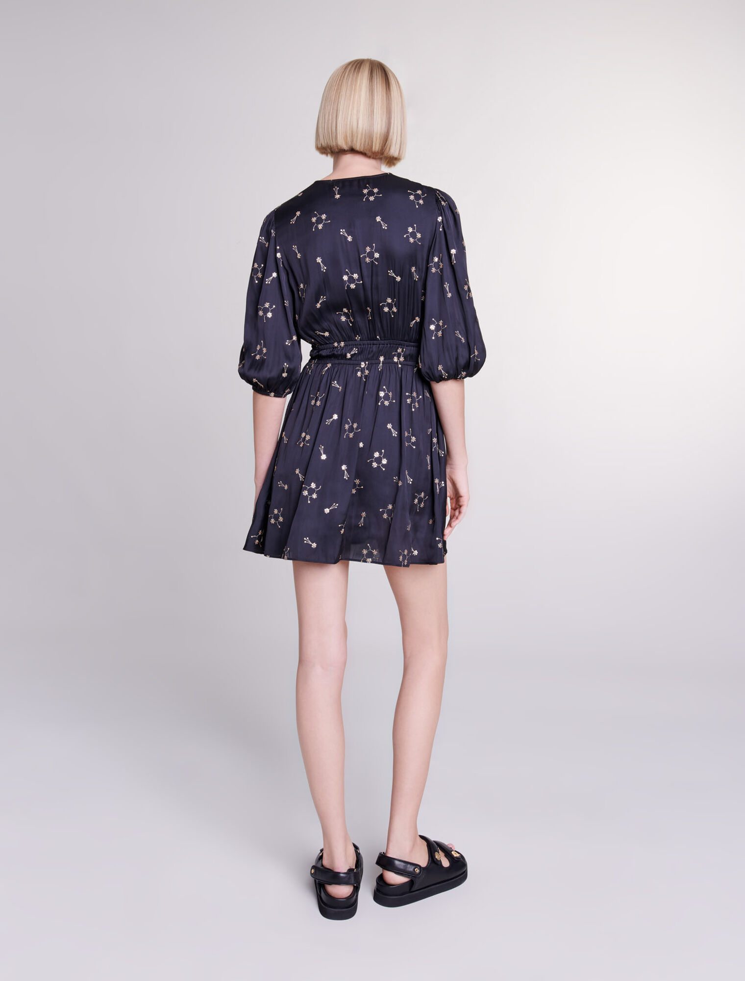 Robe courte brodée à sequins