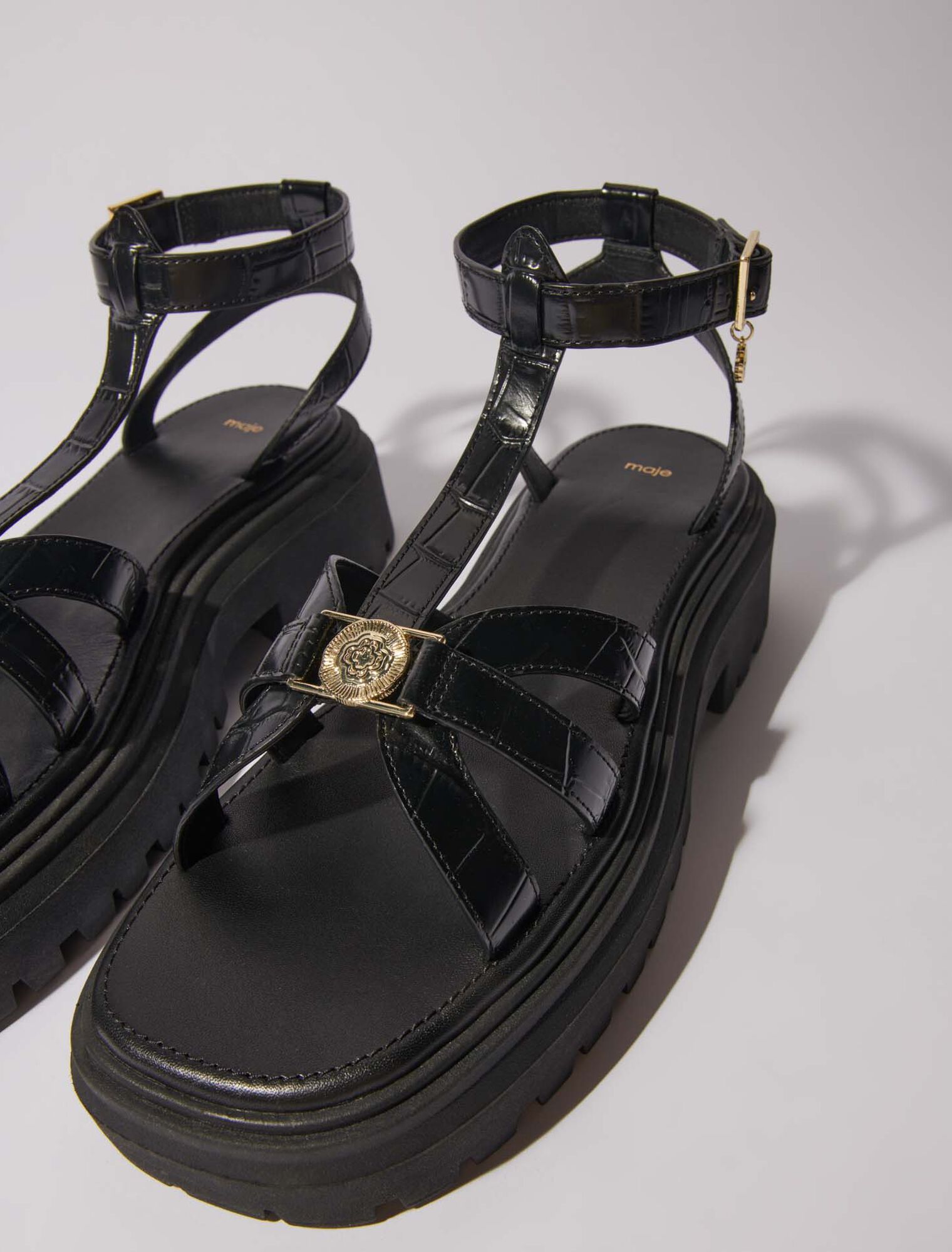 Flat sandals with tread