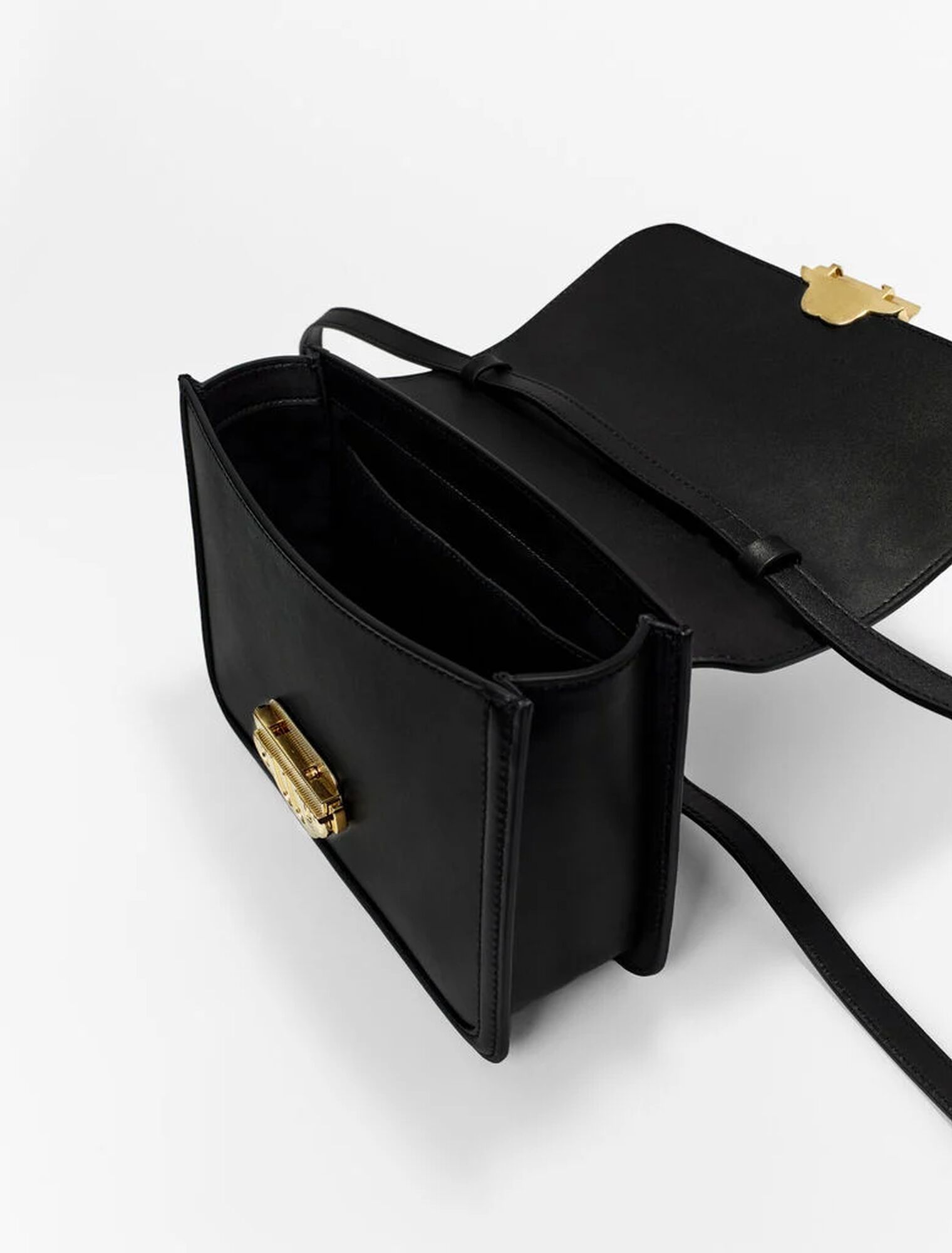 Leather bag with clover clasp