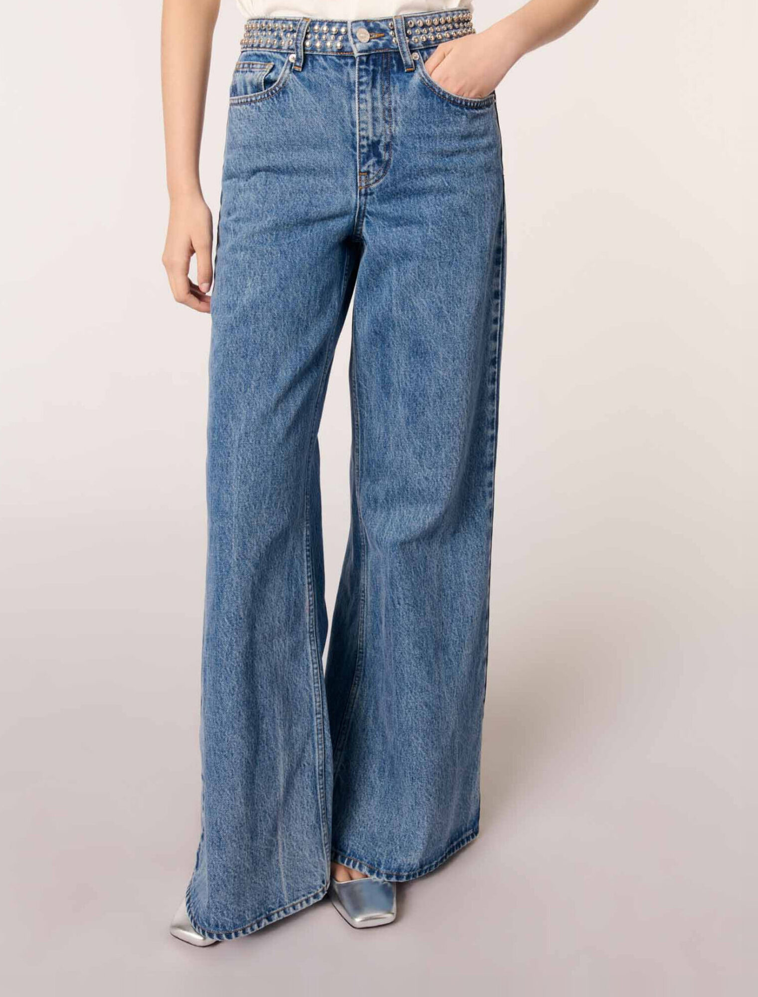 Jean flare &agrave; ceinture stud&eacute;e