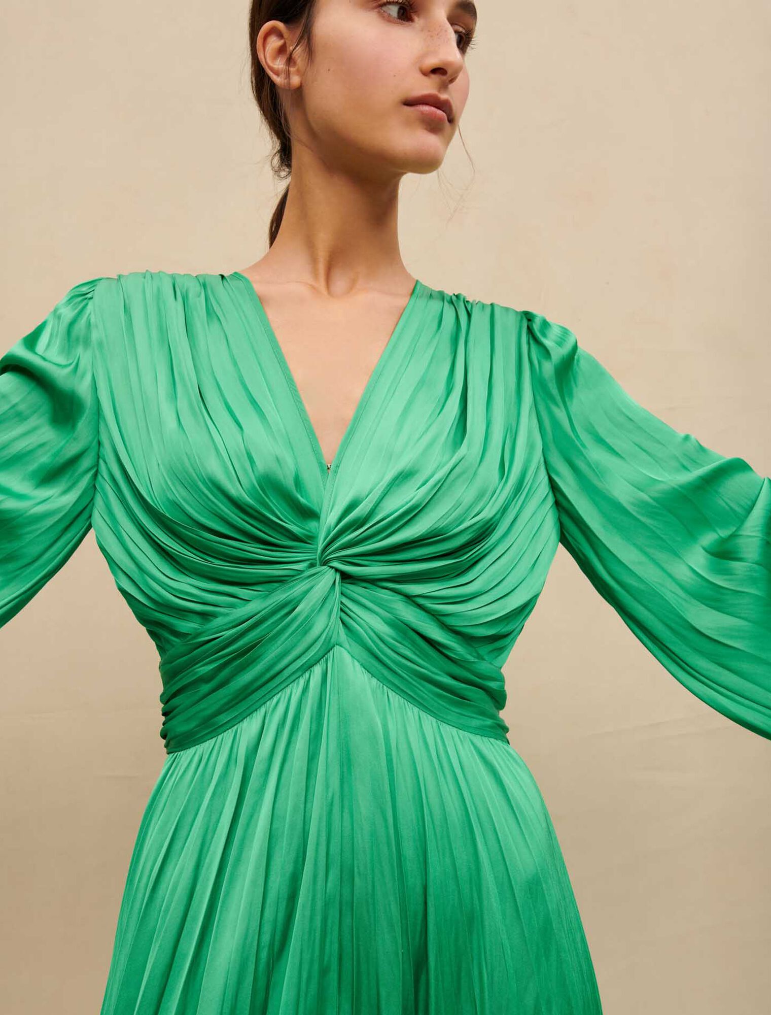 Robe longue drapée satinée