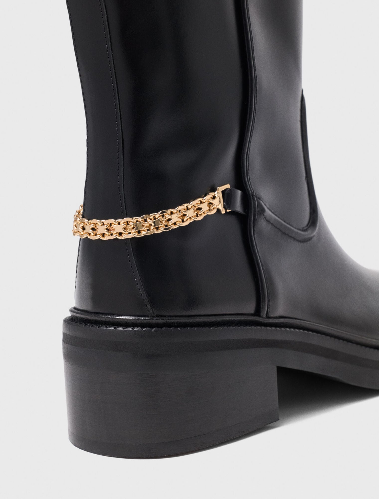 Flat leather boots with chain
