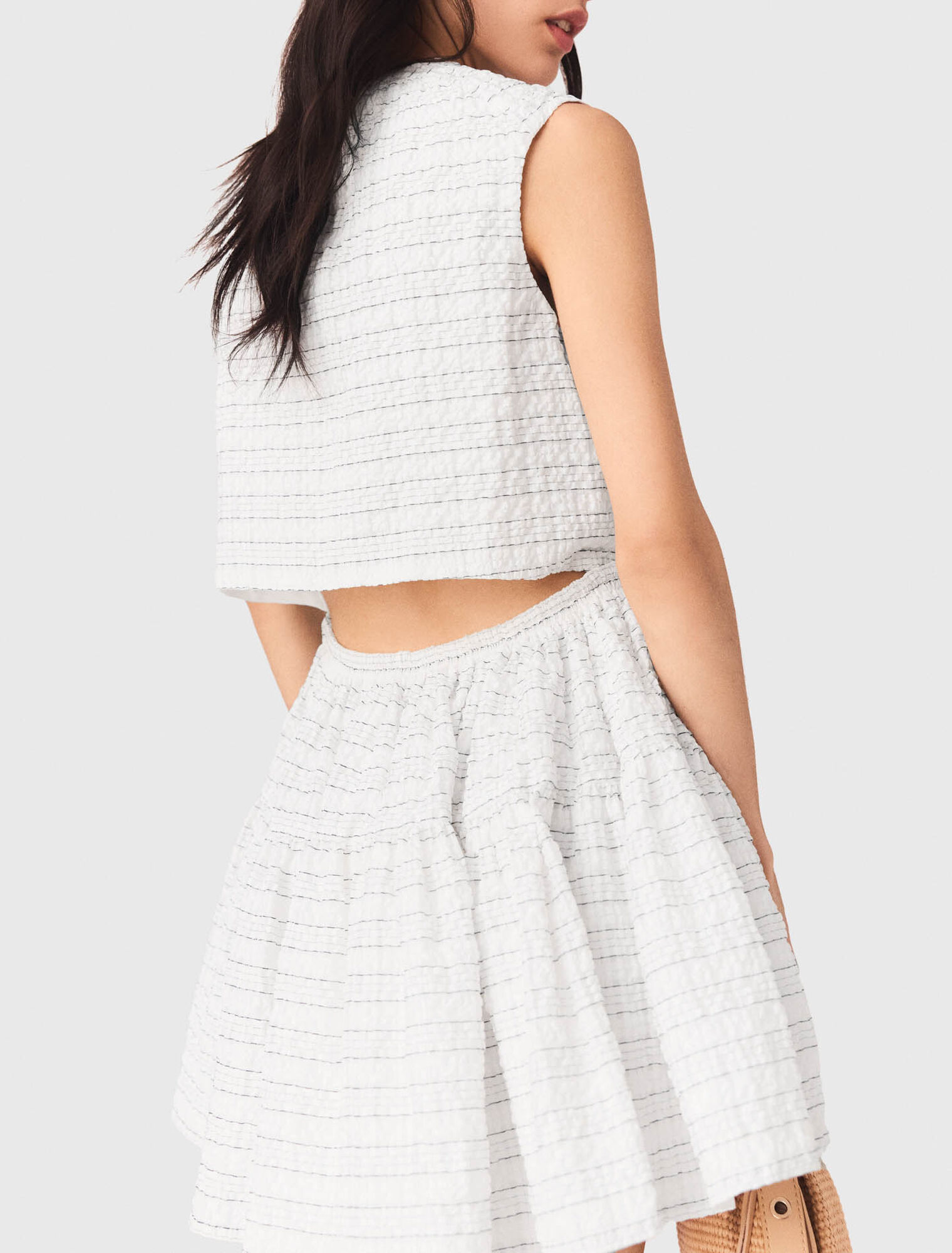 Robe courte &eacute;vas&eacute;e et dos ouvert