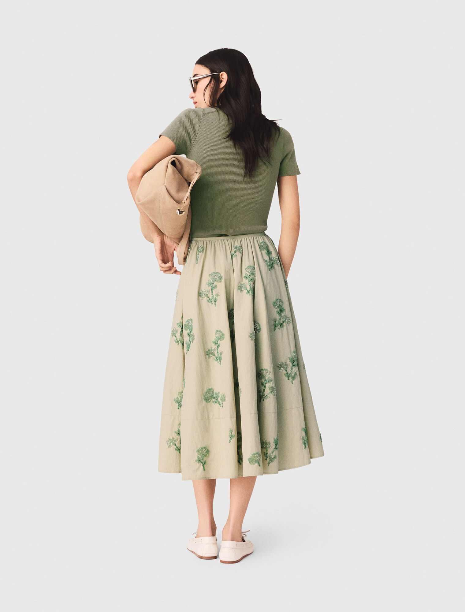 Jupe en mati&egrave;re technique brod&eacute;