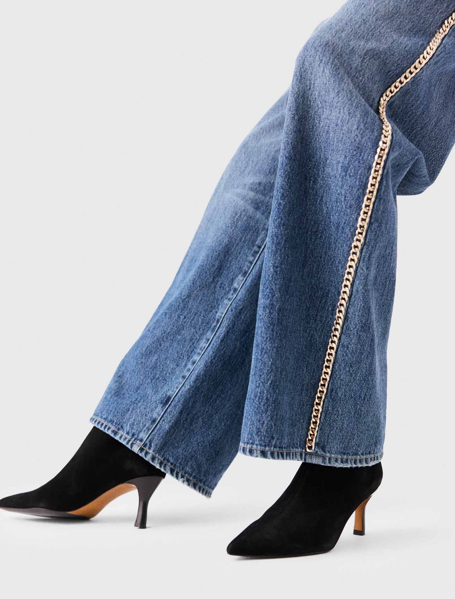 Pointed-toe suede ankle boots
