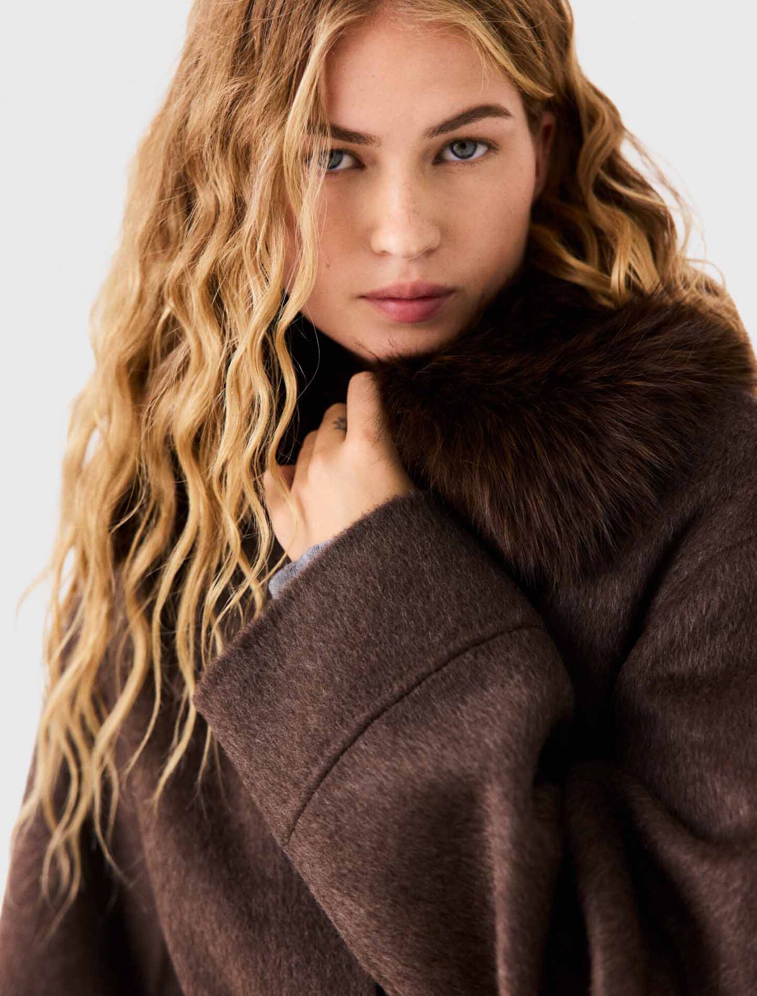 Manteau long et col fausse fourrure