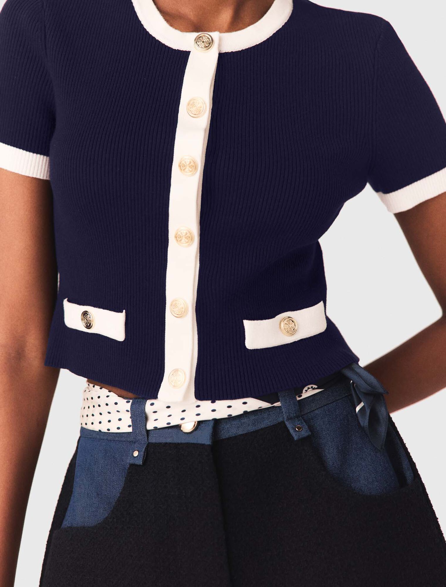 Cardigan court &agrave; d&eacute;tails contrast&eacute;s