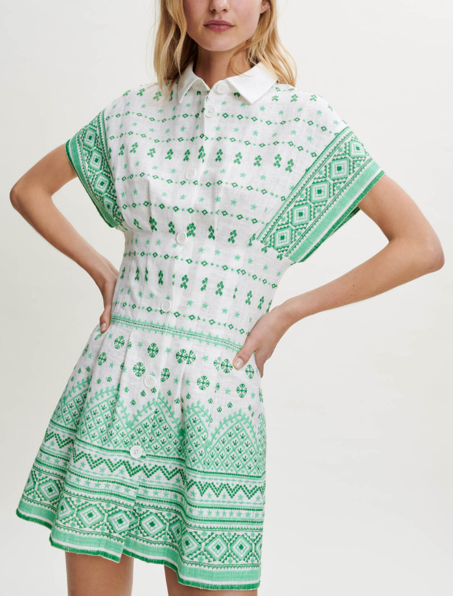 Robe en guipure ouverte à la taille