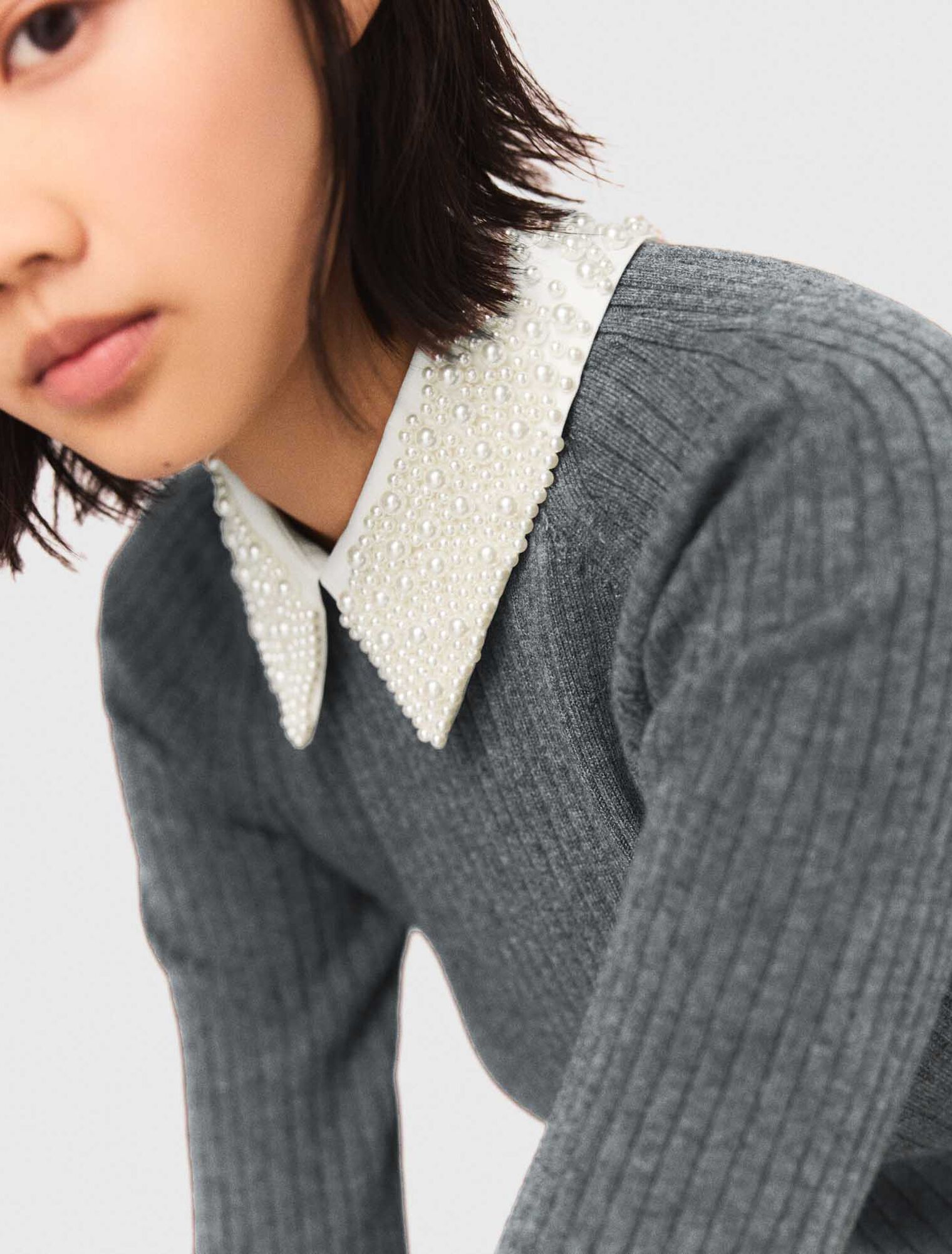 Robe courte en maille &agrave; col perl&eacute;