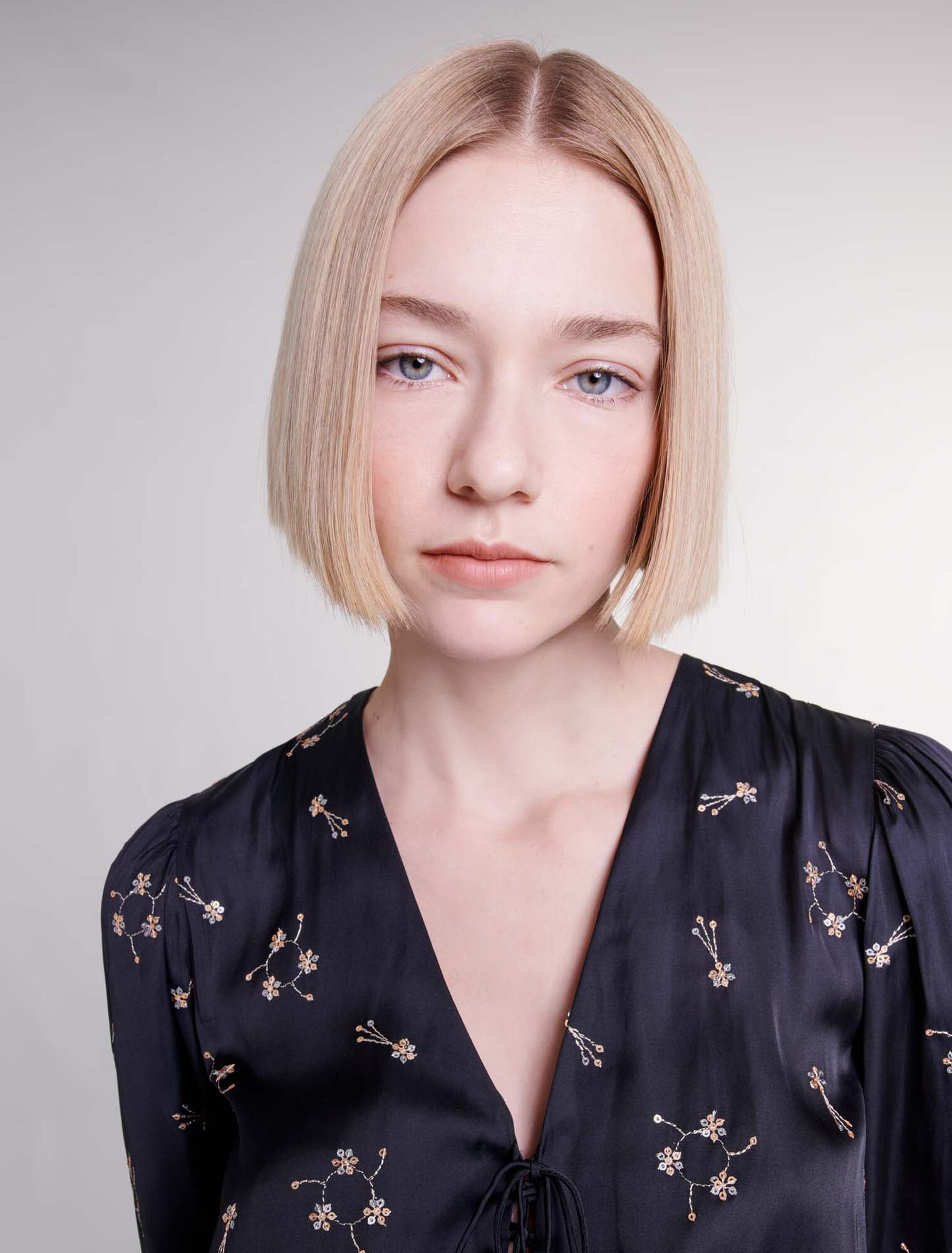 Robe courte brodée à sequins