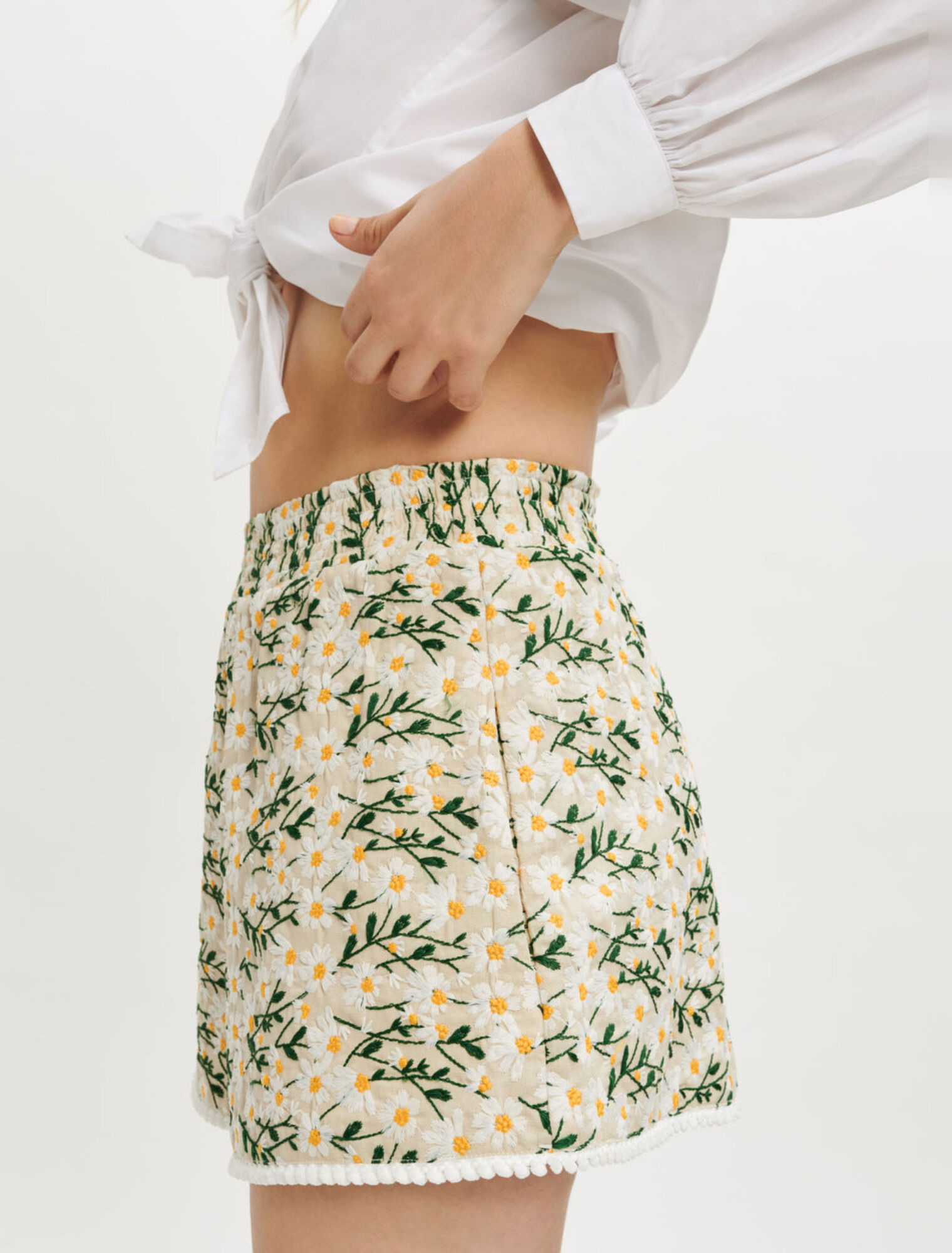 Short à broderies fleurs