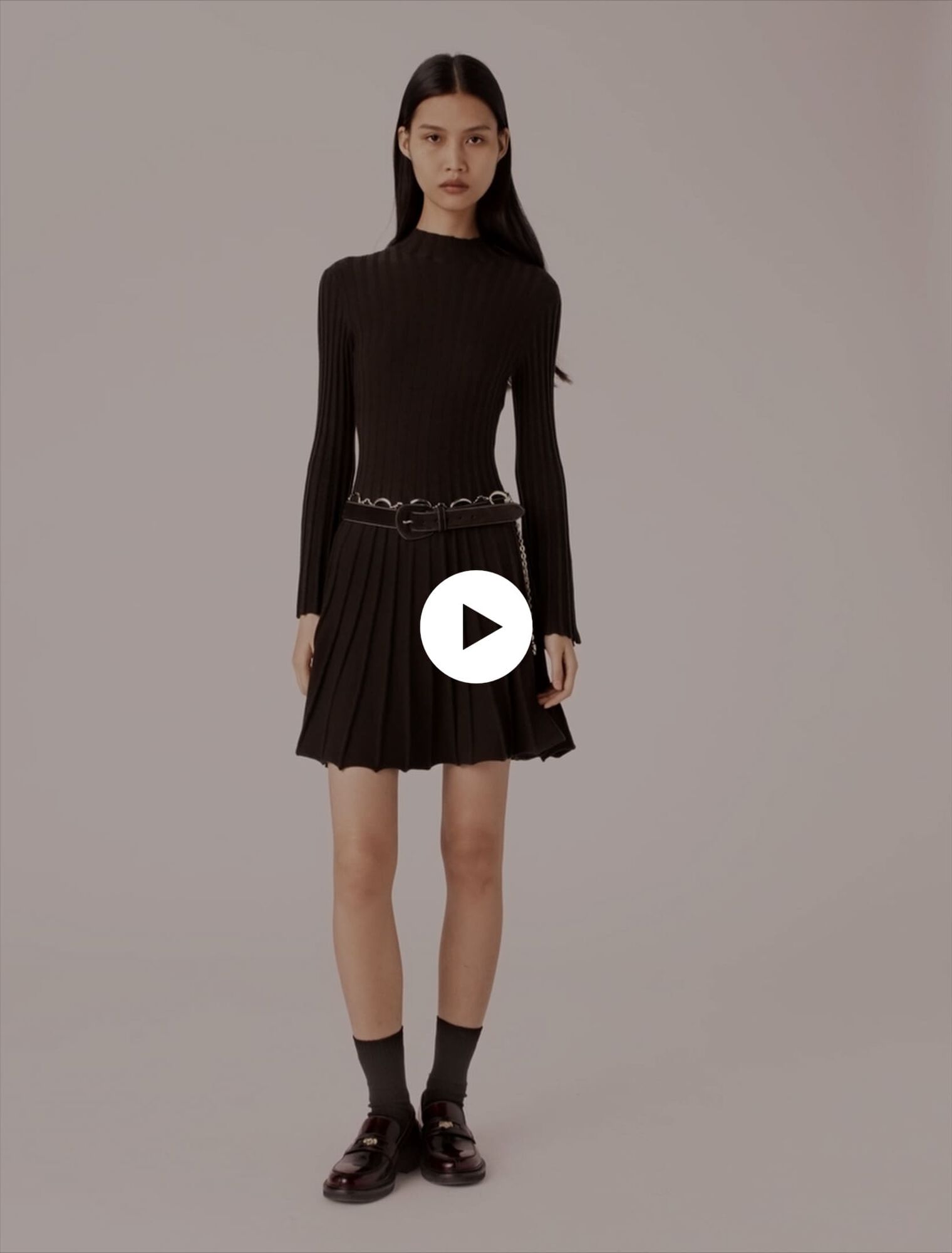 Robe courte patineuse à col montant