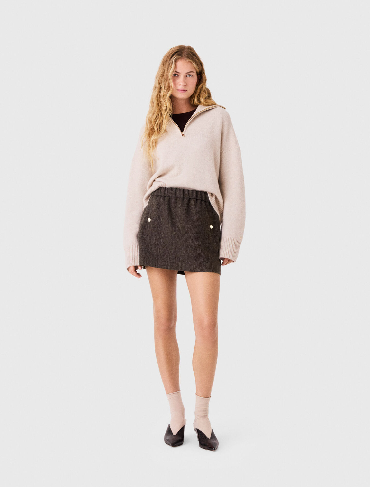Short wool skirt