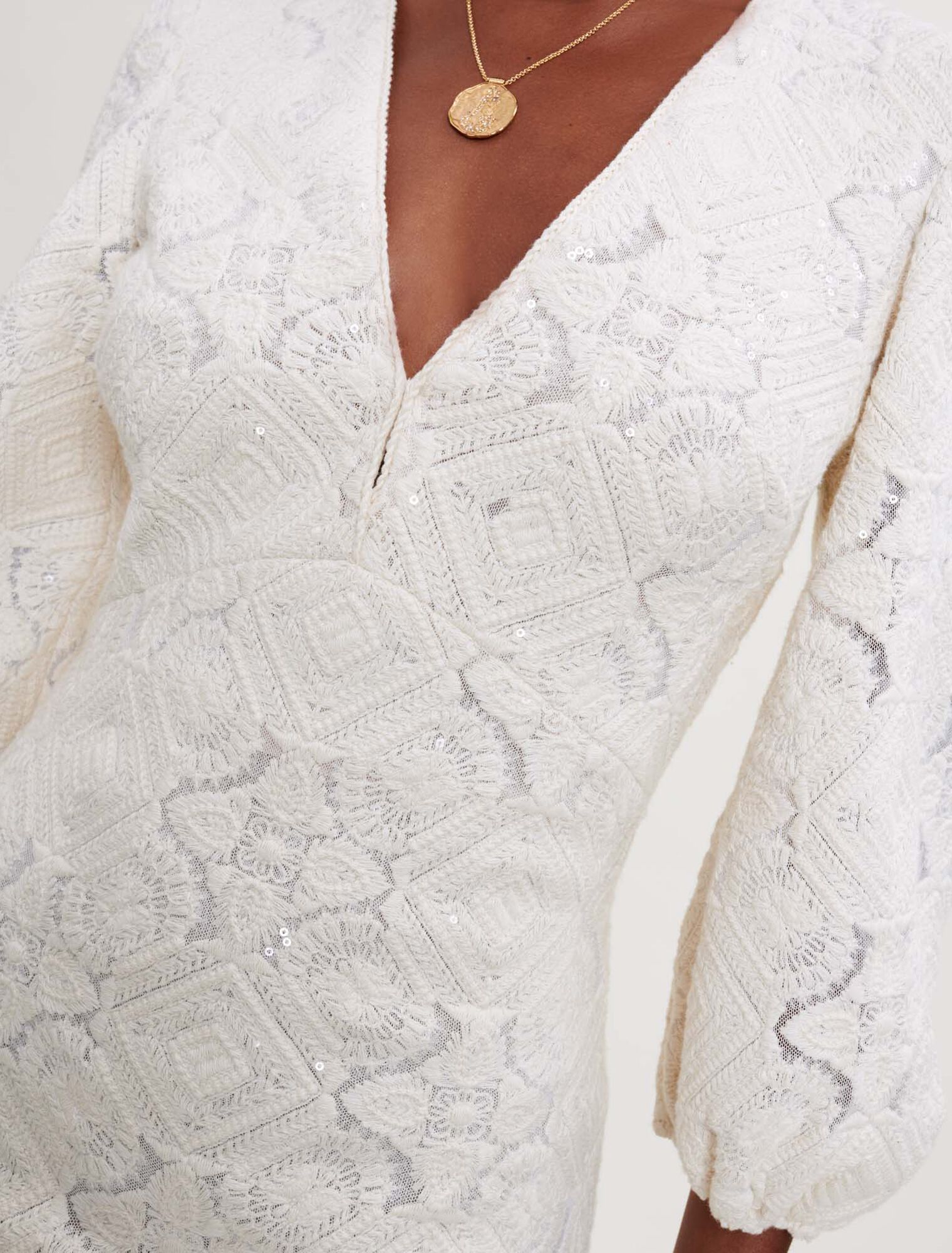 Robe en tulle brodé et sequins