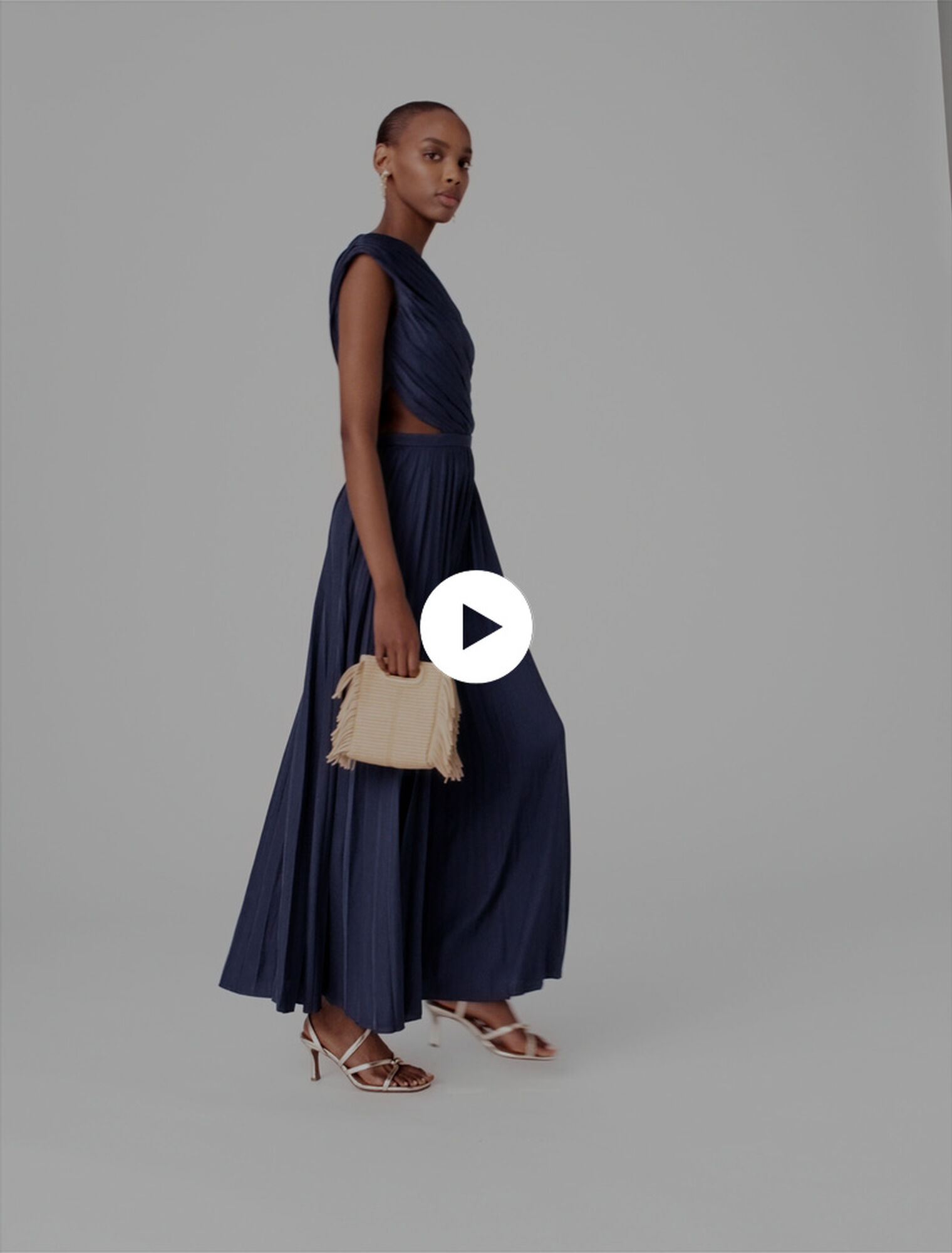 Robe longue pliss&eacute;e asym&eacute;trique