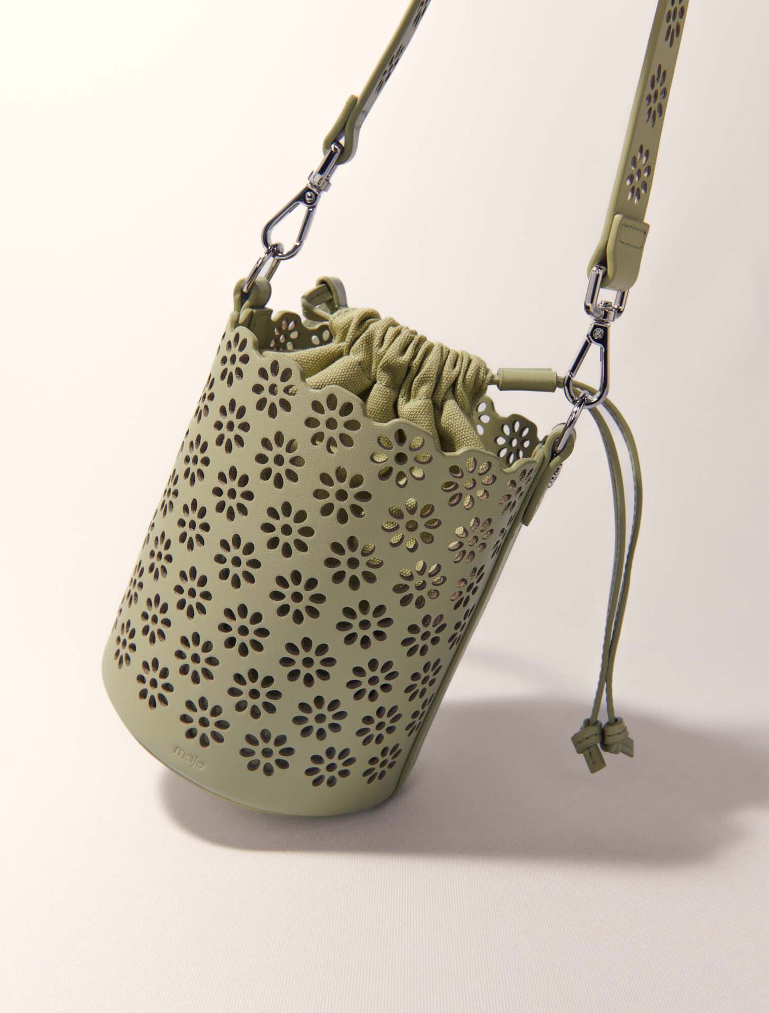 Sac seau en cuir perforé