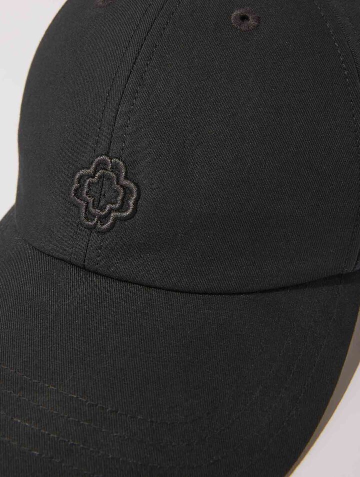 Casquette en coton et boucle dorée