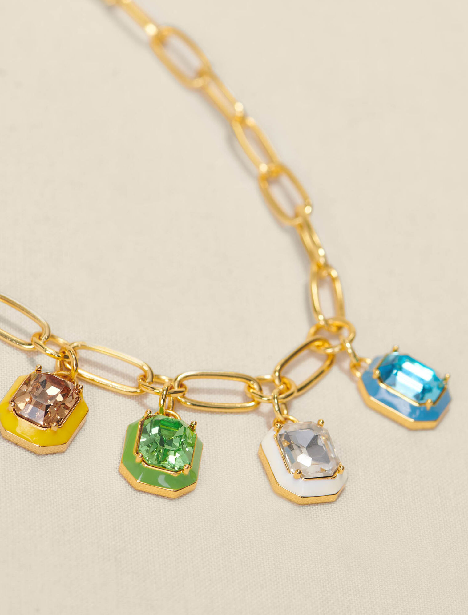 Collier chaîne dorée à pendentifs