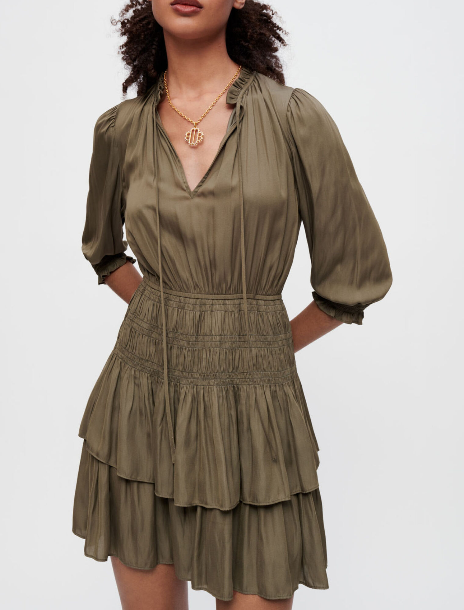 Robe en satin smockée à volants