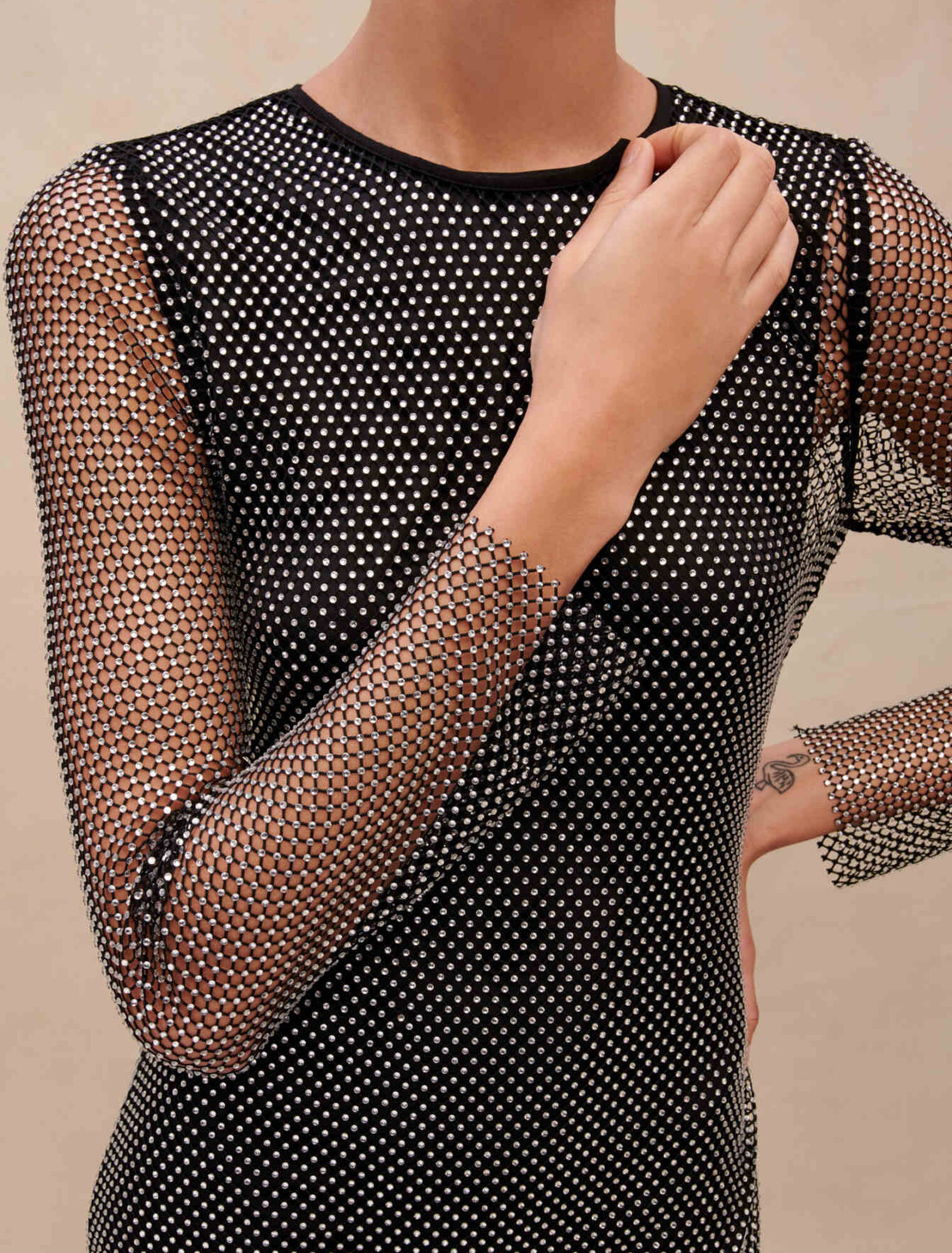 Robe courte ornée de strass