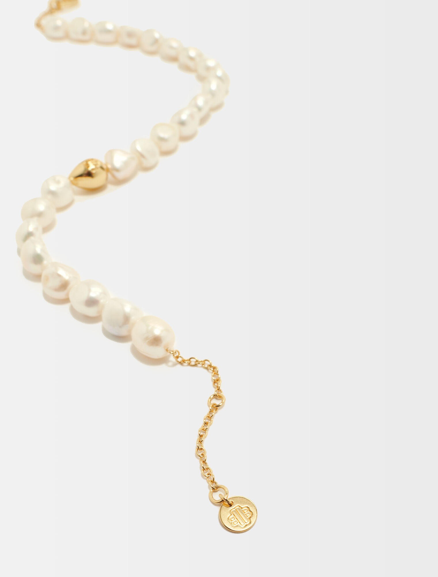 Pearl necklace with metal details