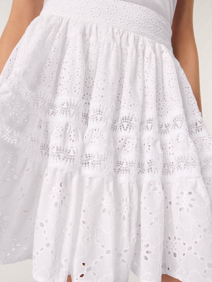 Jupe courte en broderie