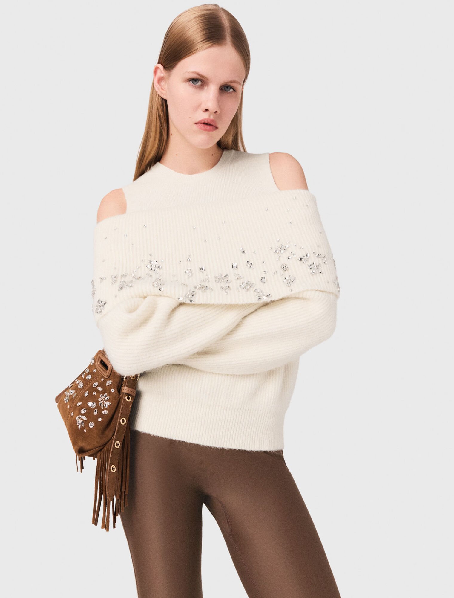Pull épaules dénudées avec bijoux Pull épaules dénudées avec bijoux
