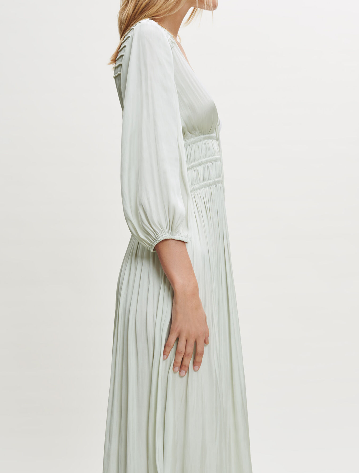 Robe en satin fluide et cintrée