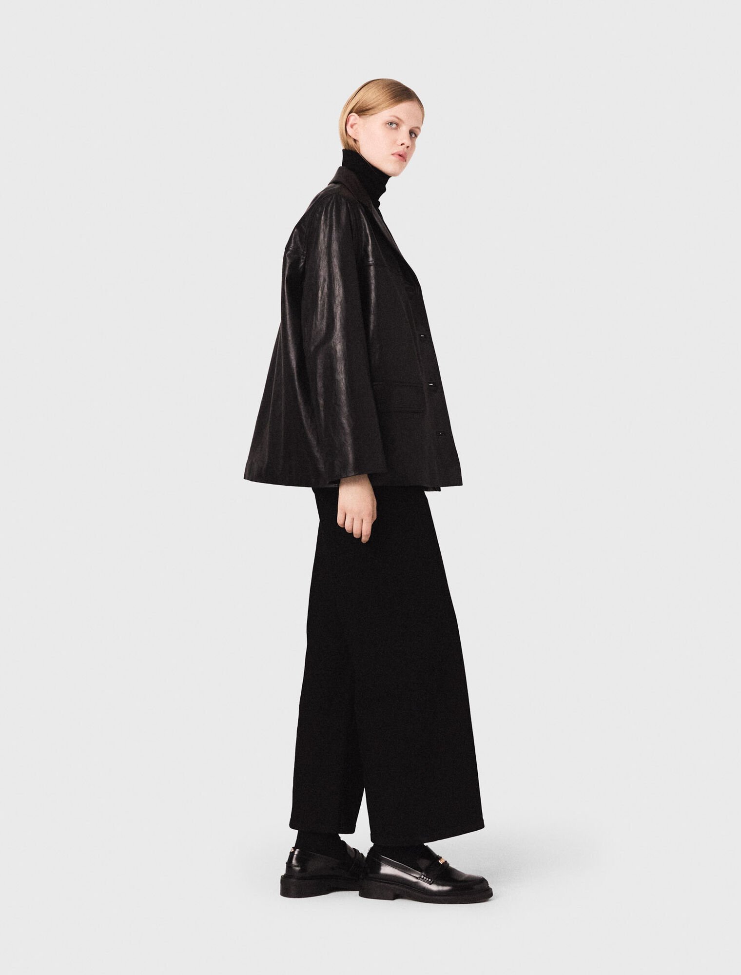 Veste en cuir avec boutons dorés