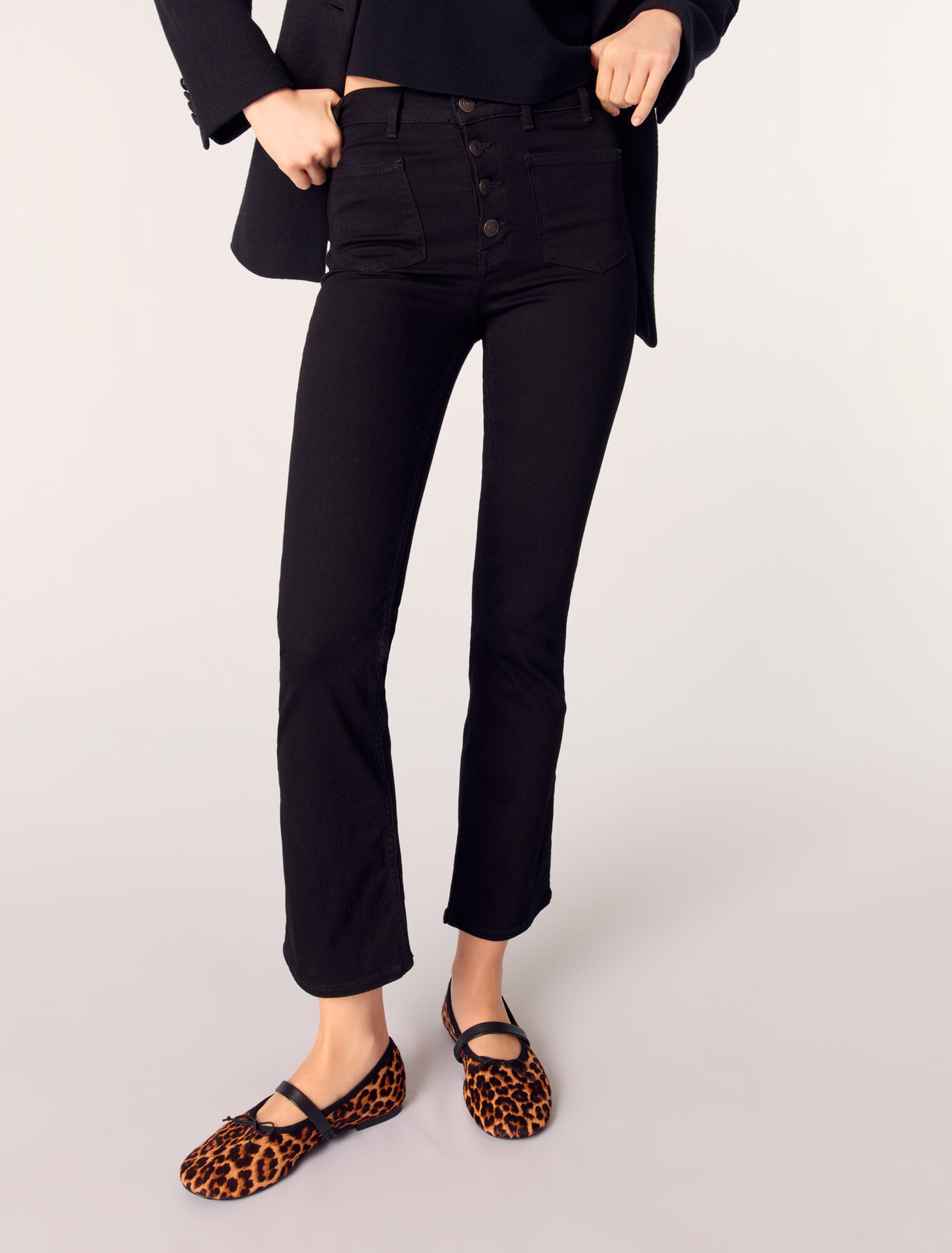 Jeans with pockets, flared at the bottom