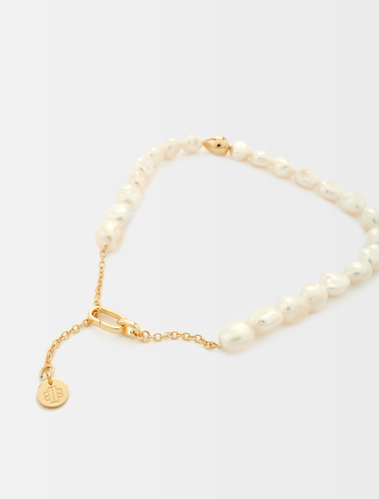 Pearl necklace with metal details