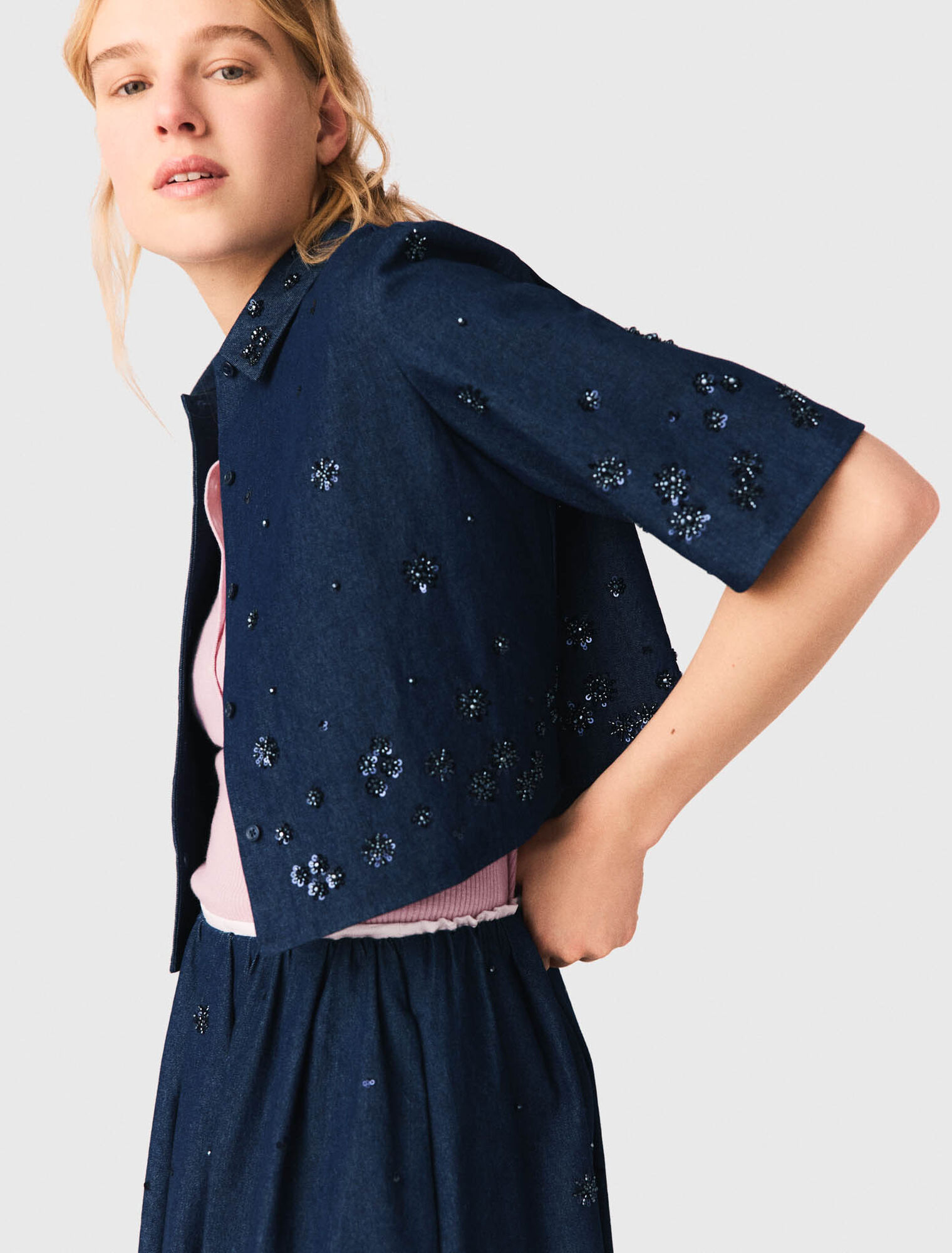 Chemise courte en denim brod&eacute;