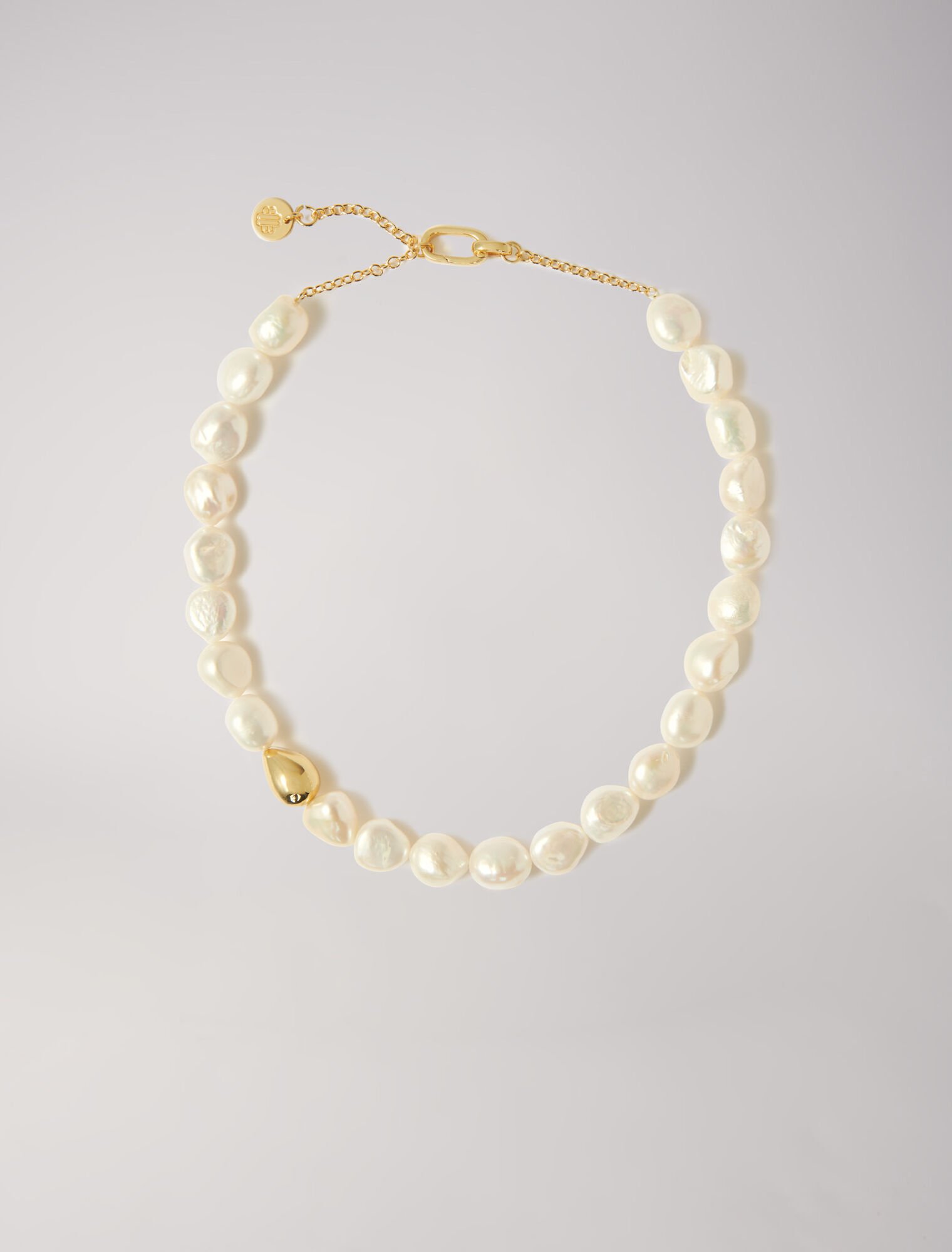 Pearl necklace with metal details