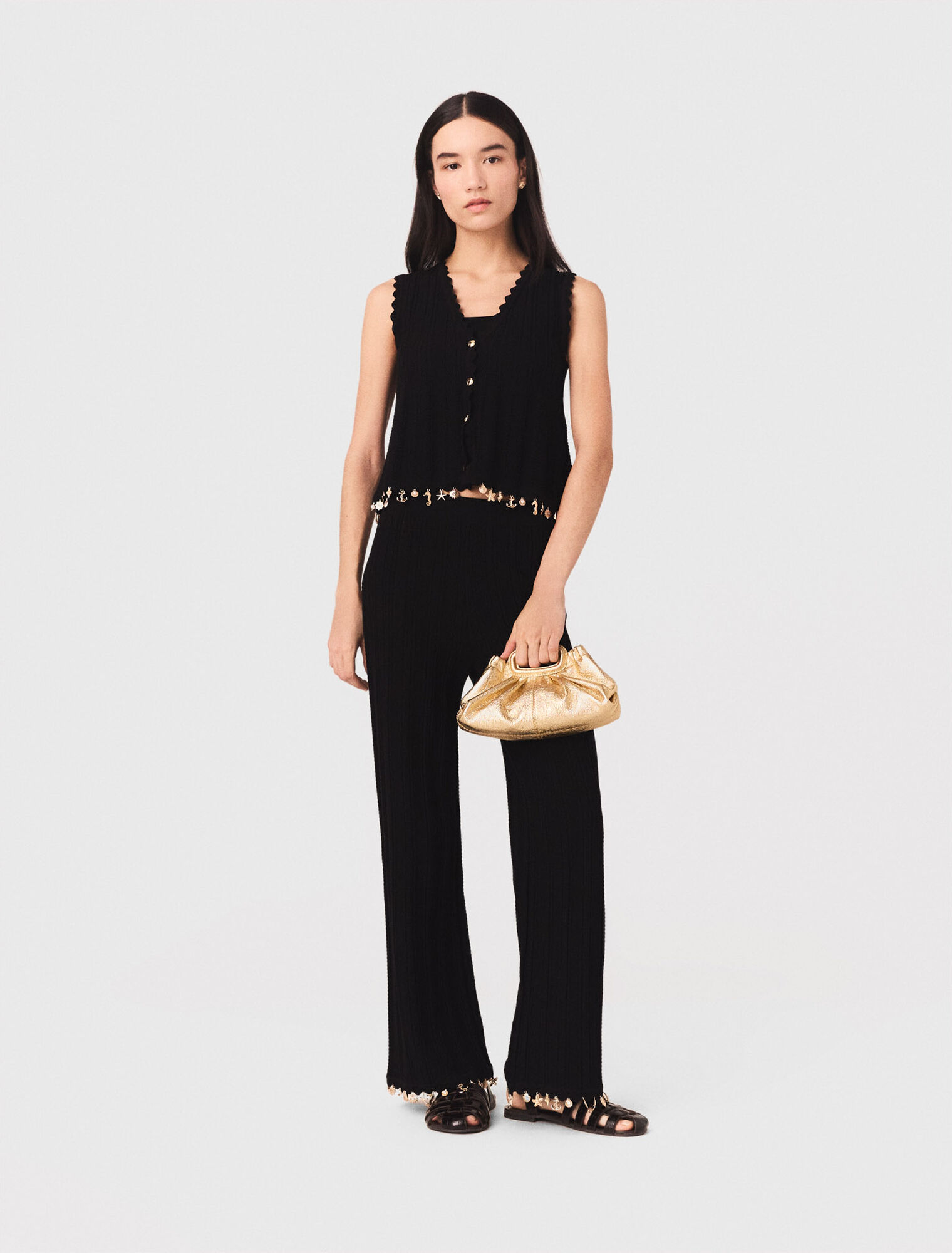 Gilet en maille avec bijoux dor&eacute;s