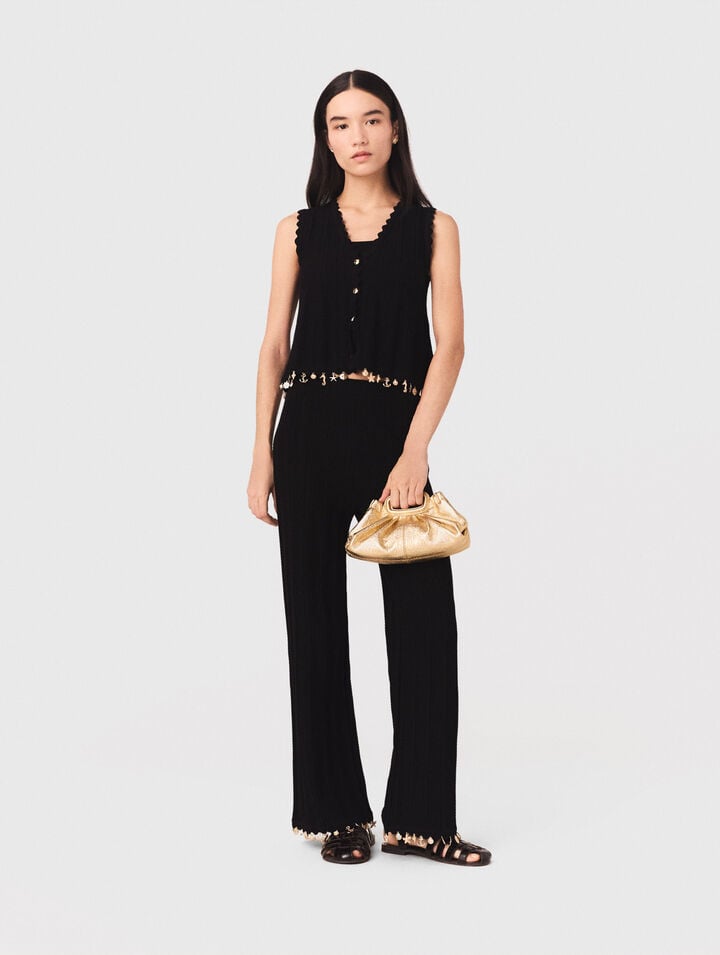 Gilet en maille avec bijoux dor&eacute;s