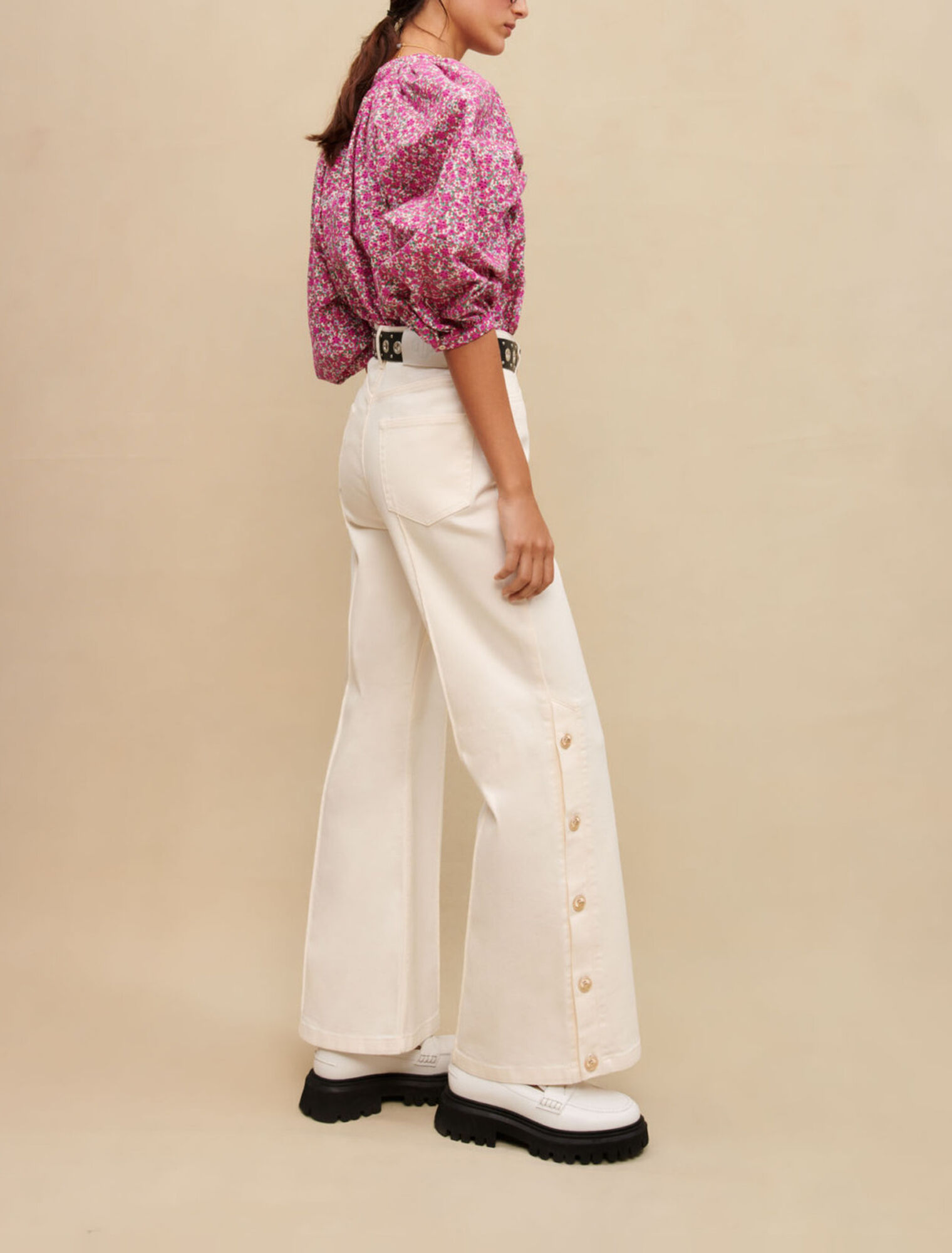Pantalon large à boutons latéraux