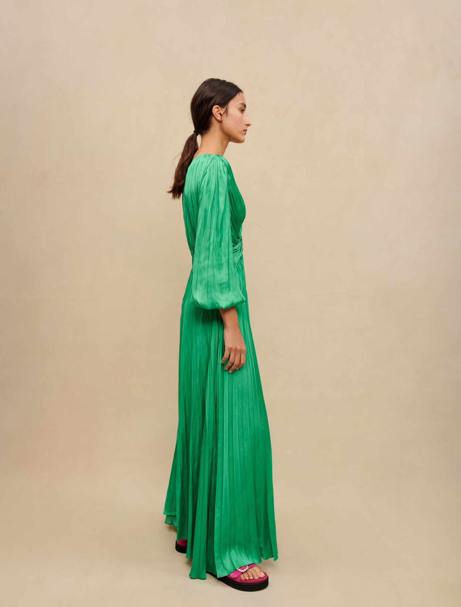 Robe longue drapée satinée