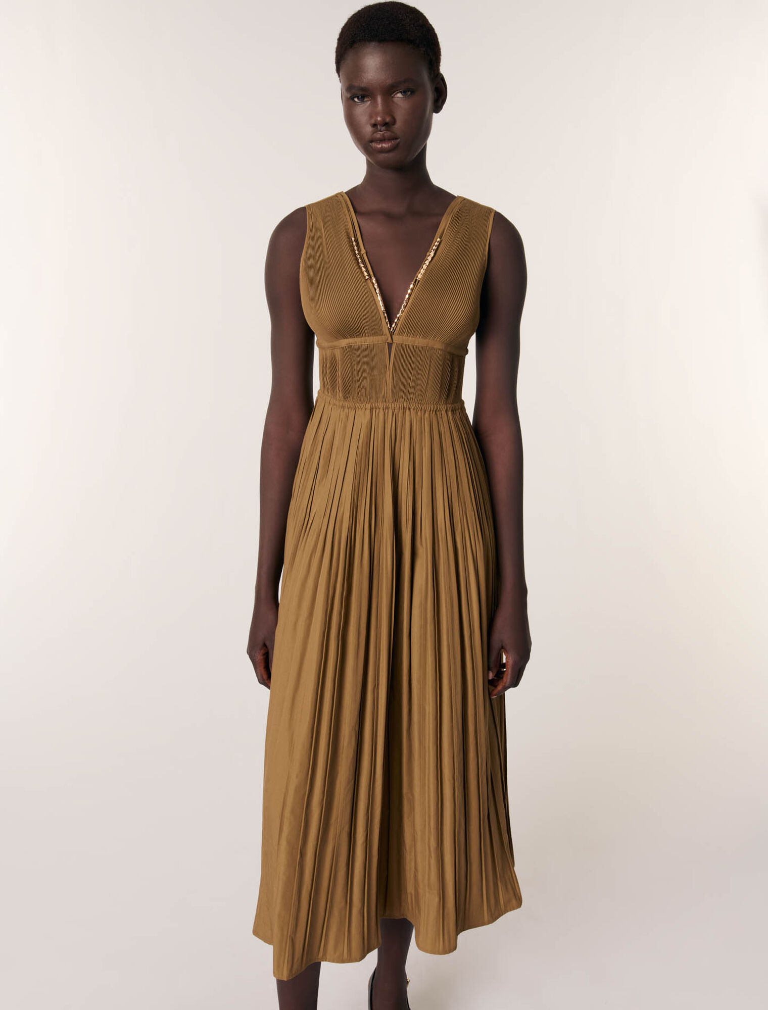 Robe plissée et décolleté bijoux