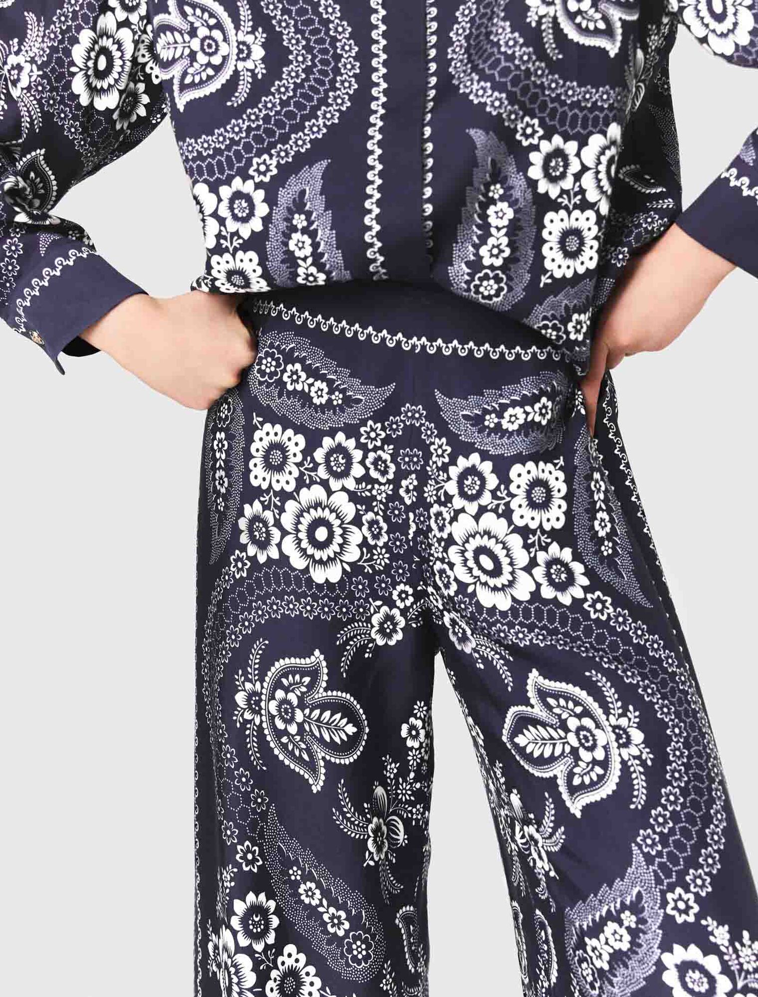 Flowing bandana print pants