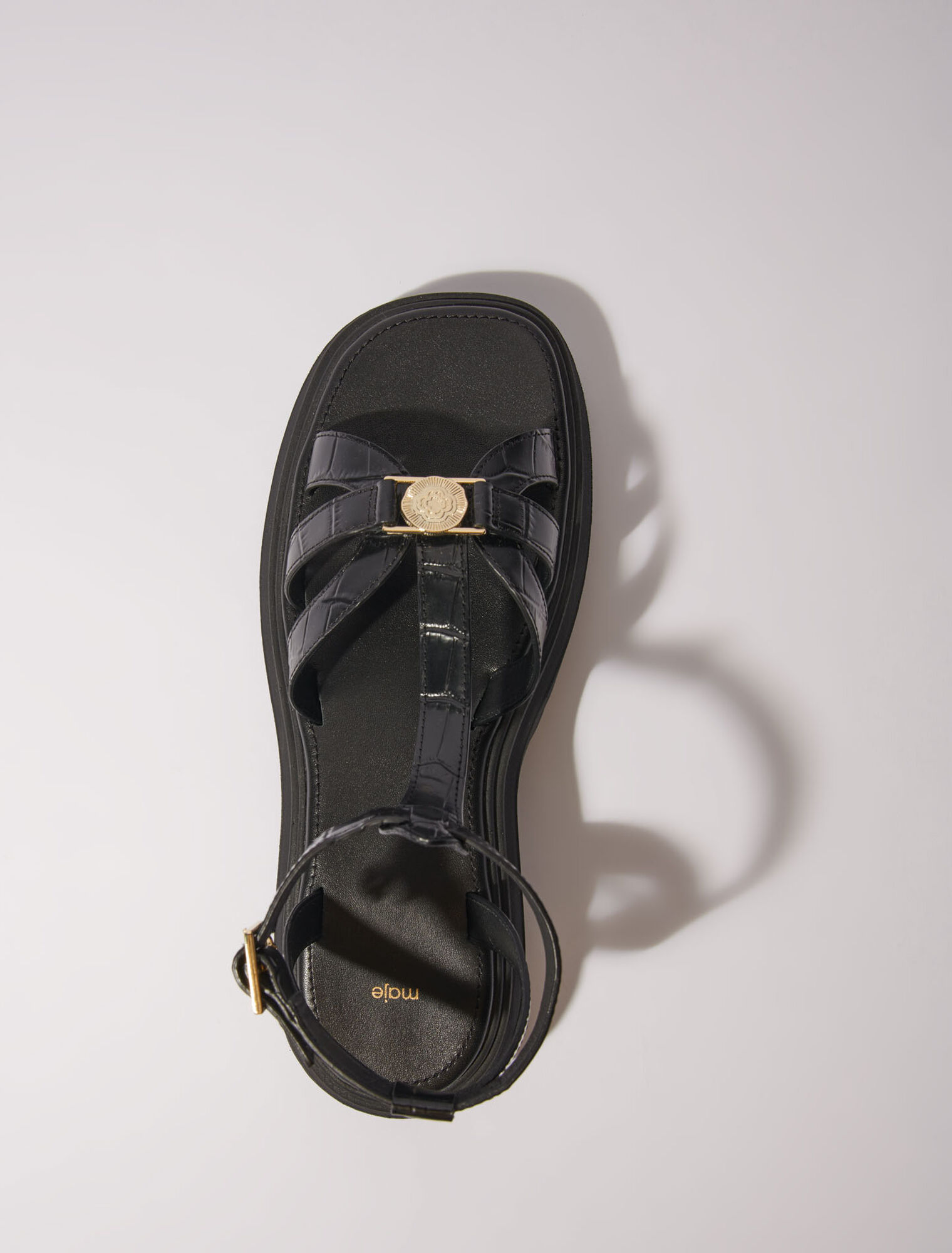 Flat sandals with tread