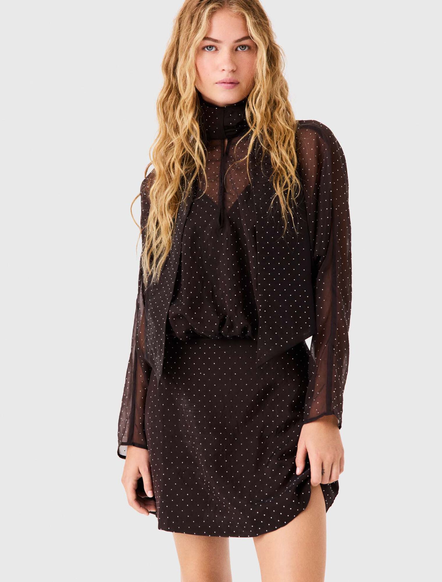 Robe courte strass&eacute;e &agrave; lavalli&egrave;re