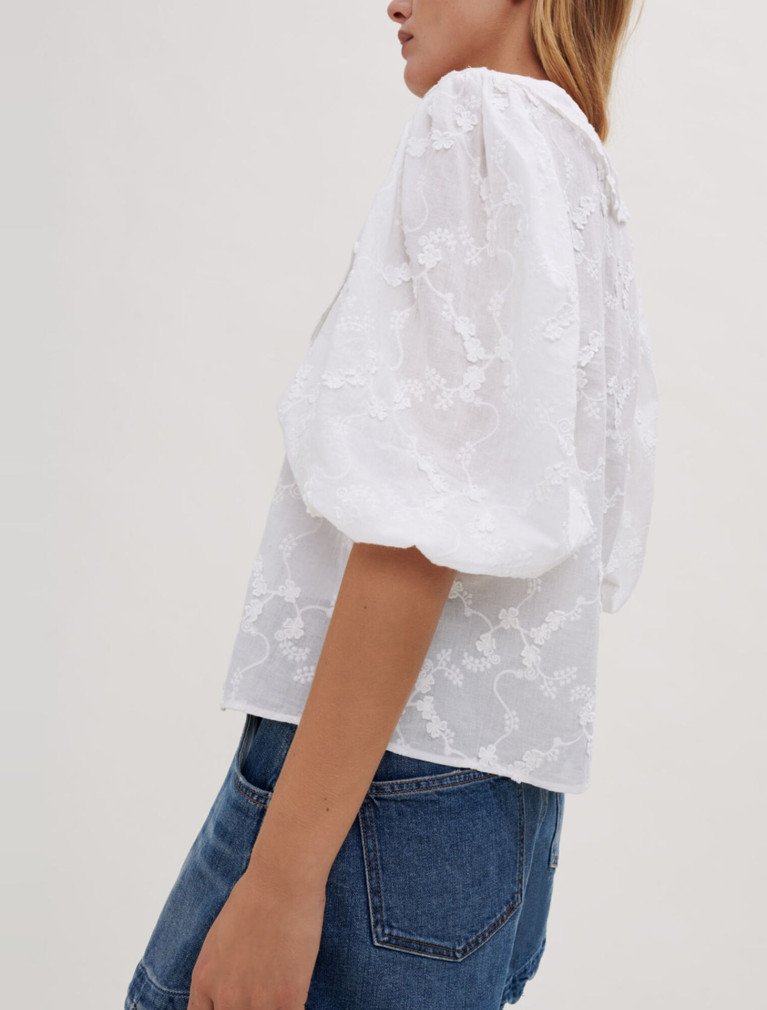 White shirt, embroidered cotton collar 