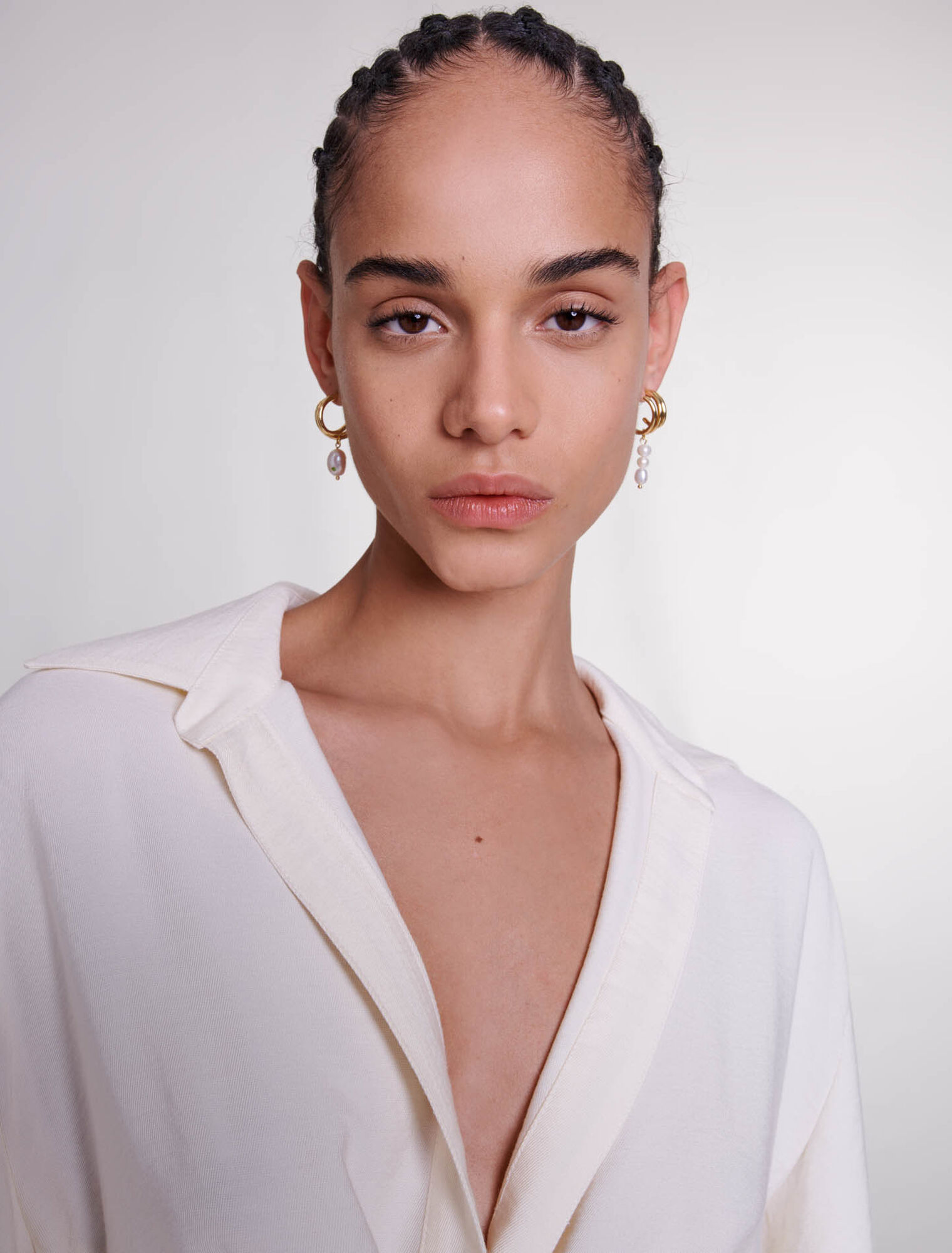 Boucle d'oreille ornée de perle