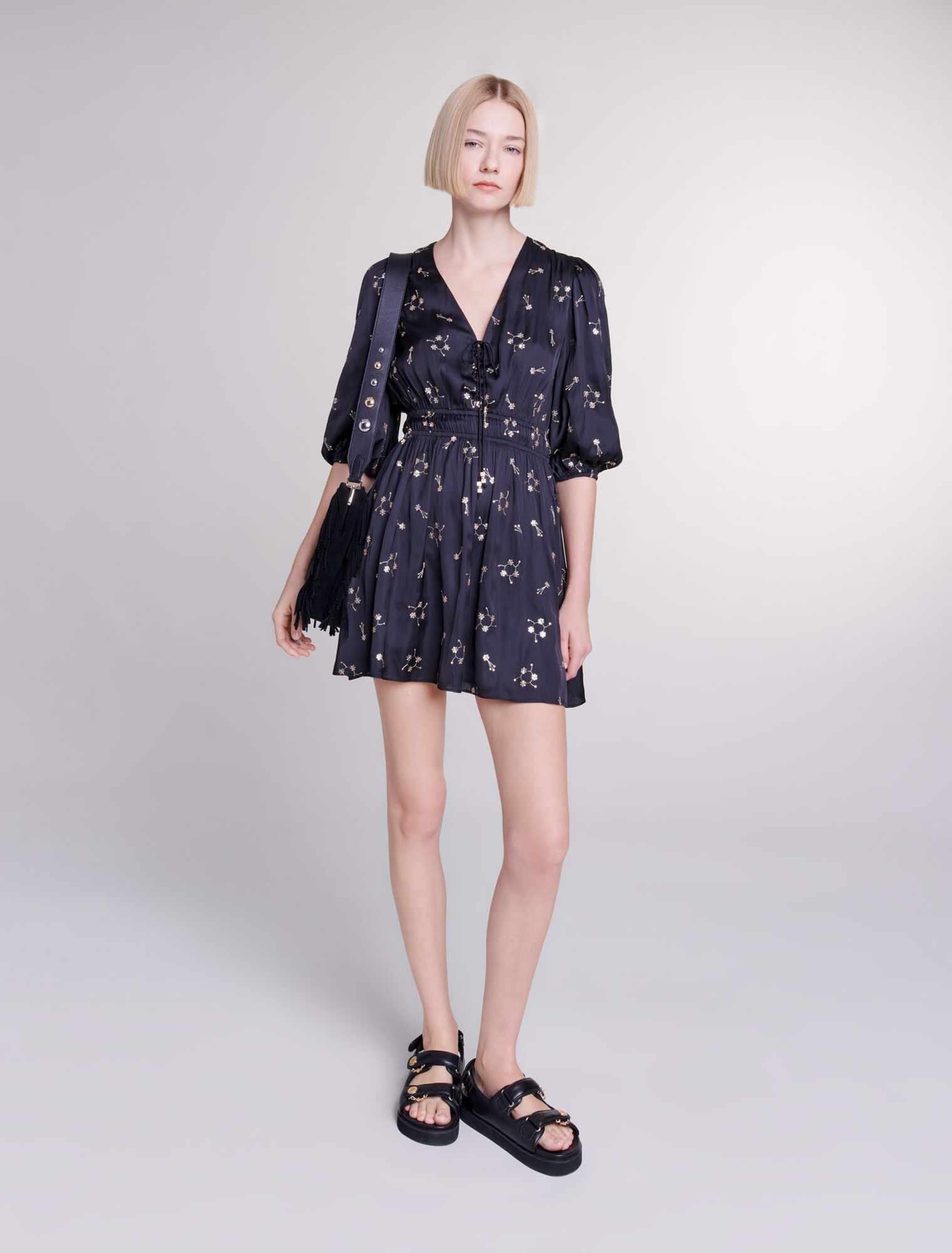 Robe courte brodée à sequins