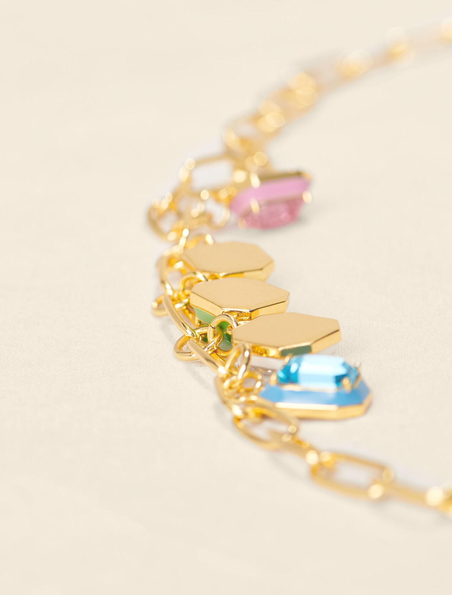 Collier chaîne dorée à pendentifs