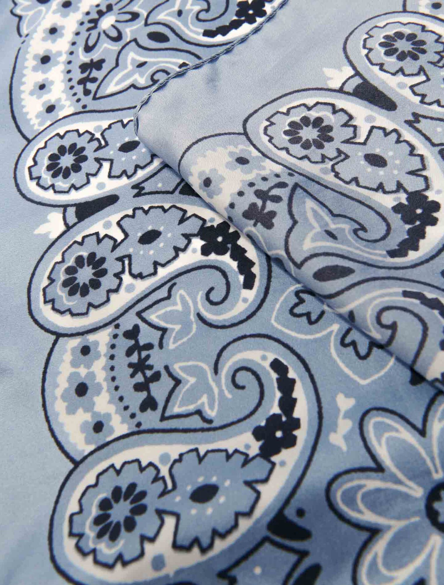 Foulard à imprimé bandana