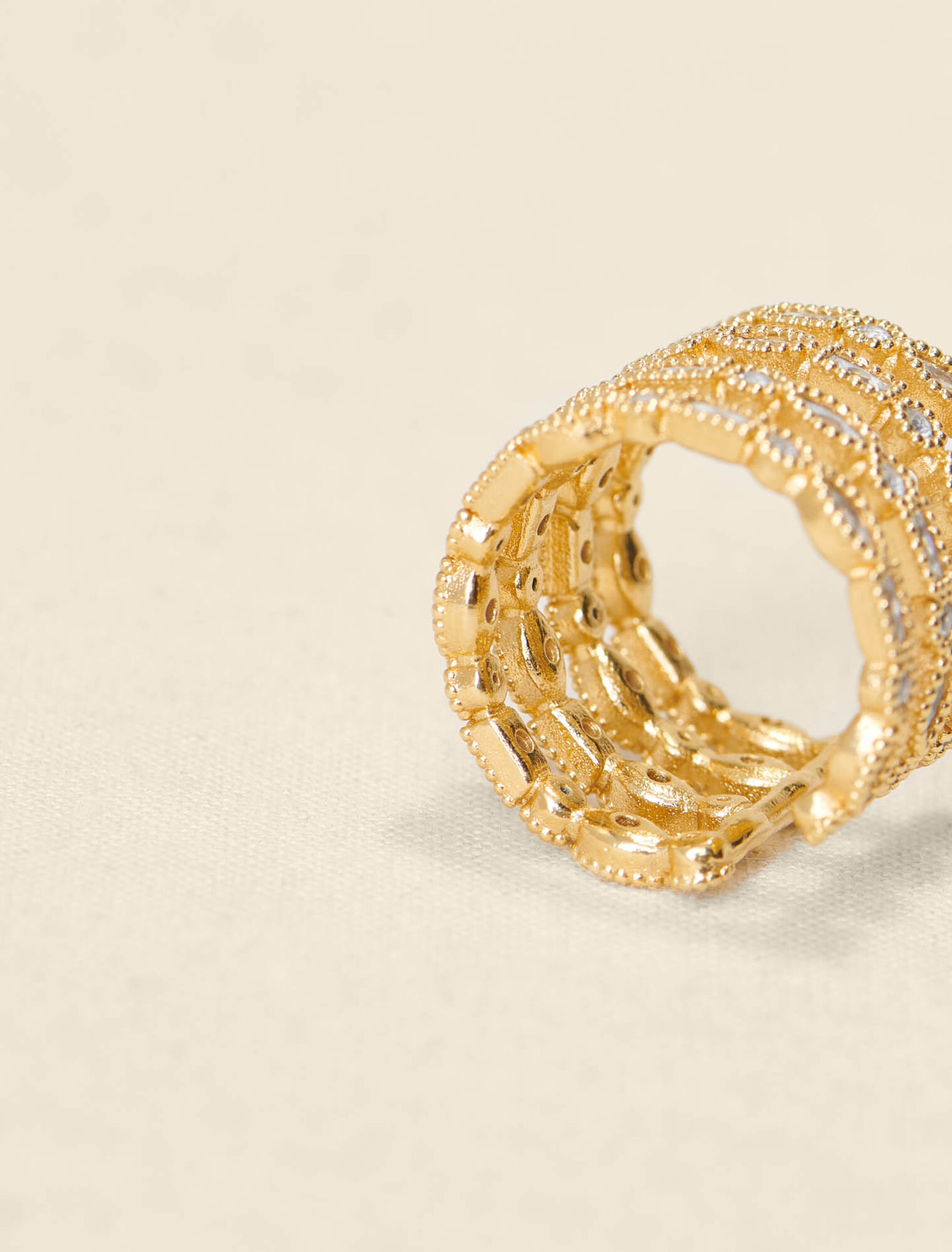 Bague ornée de pierres