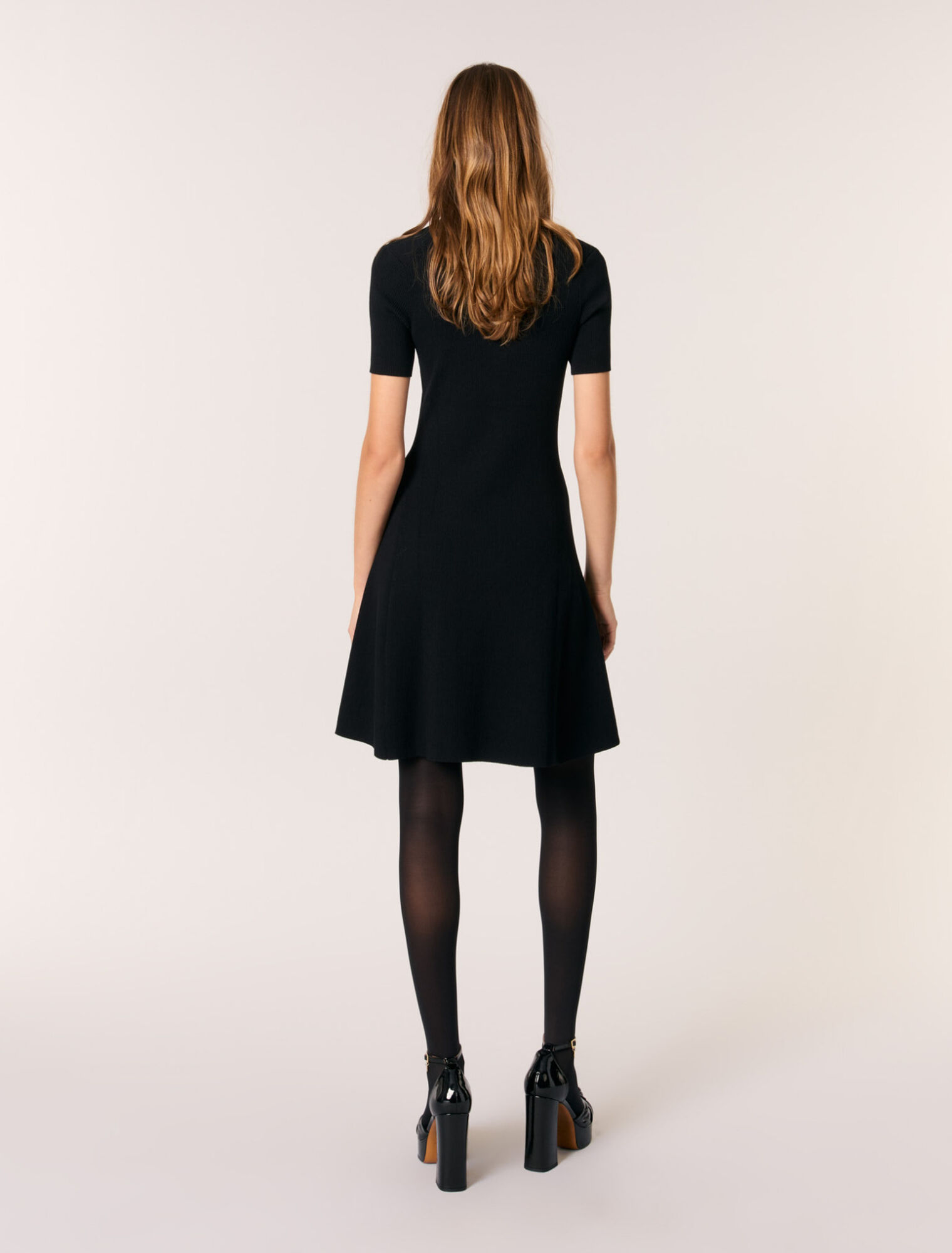 Robe courte en maille c&ocirc;tel&eacute;e
